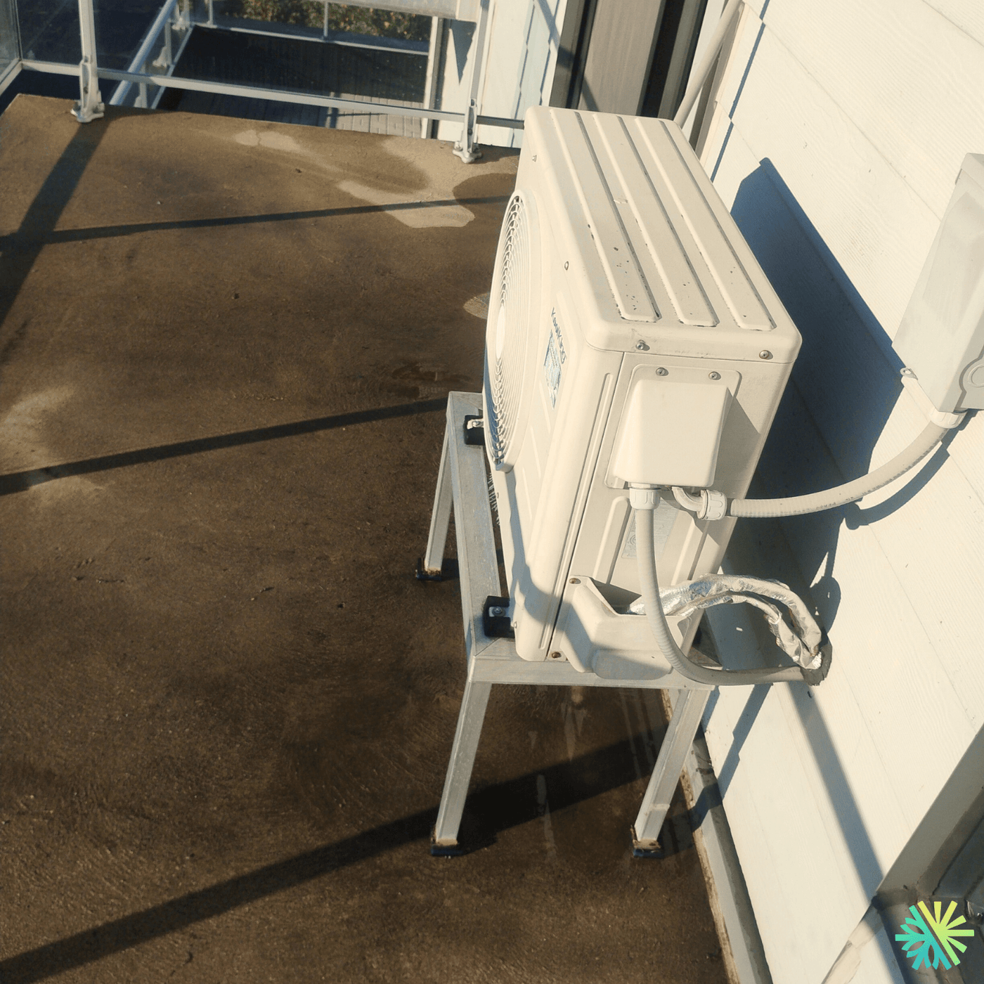 Nettoyage d’une thermopompe murale KoolKing à Ville-Marie (Montréal) : entretien complet d’une unité extérieure sur balcon