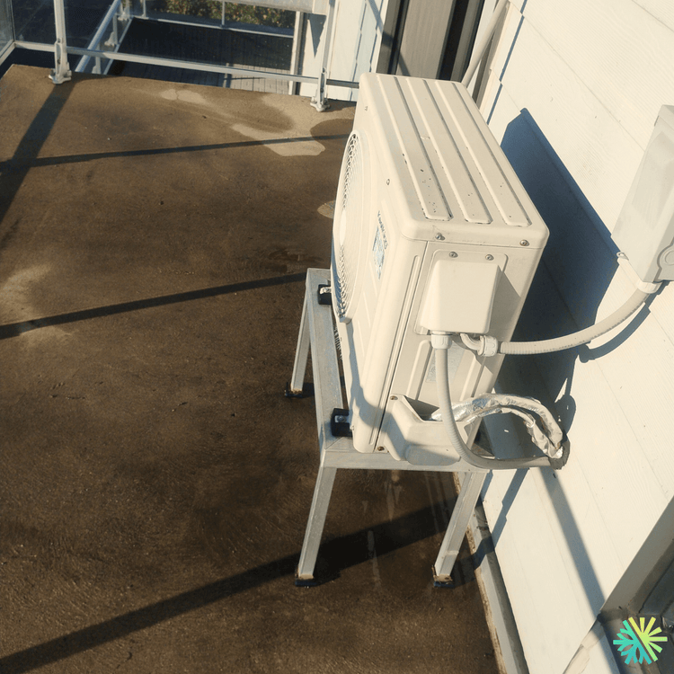 Nettoyage d’une thermopompe murale KoolKing à Ville-Marie (Montréal) : entretien complet d’une unité extérieure sur balcon