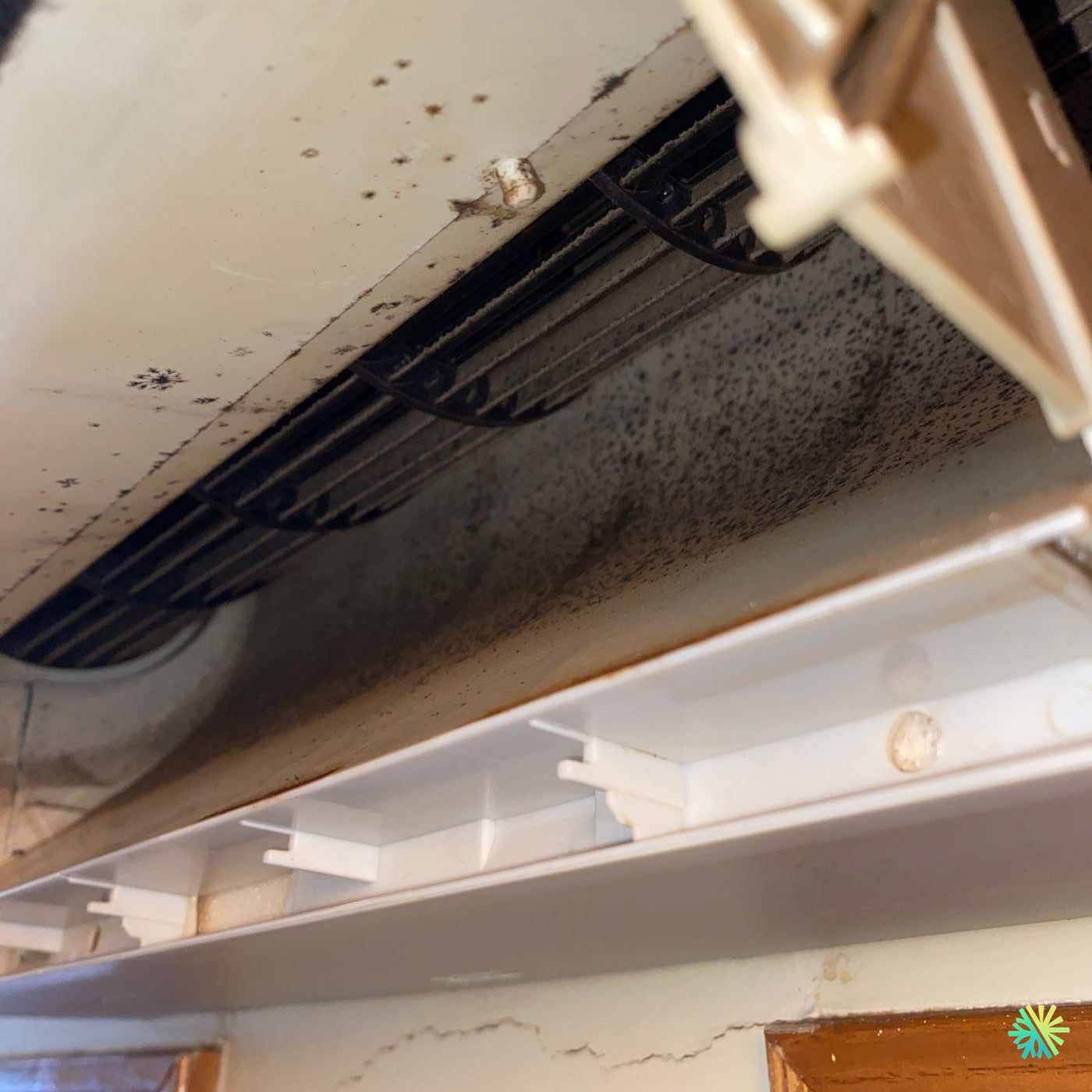 Nettoyage d’une thermopompe murale très encrassée à Lachine