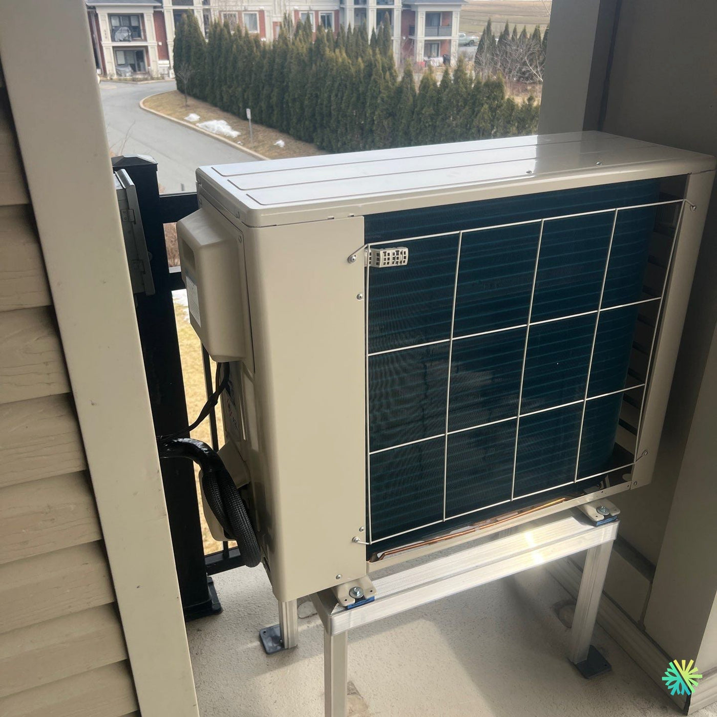 Installation d’une Midea28 (R-454B) thermopompe murale à Chomedey, Laval