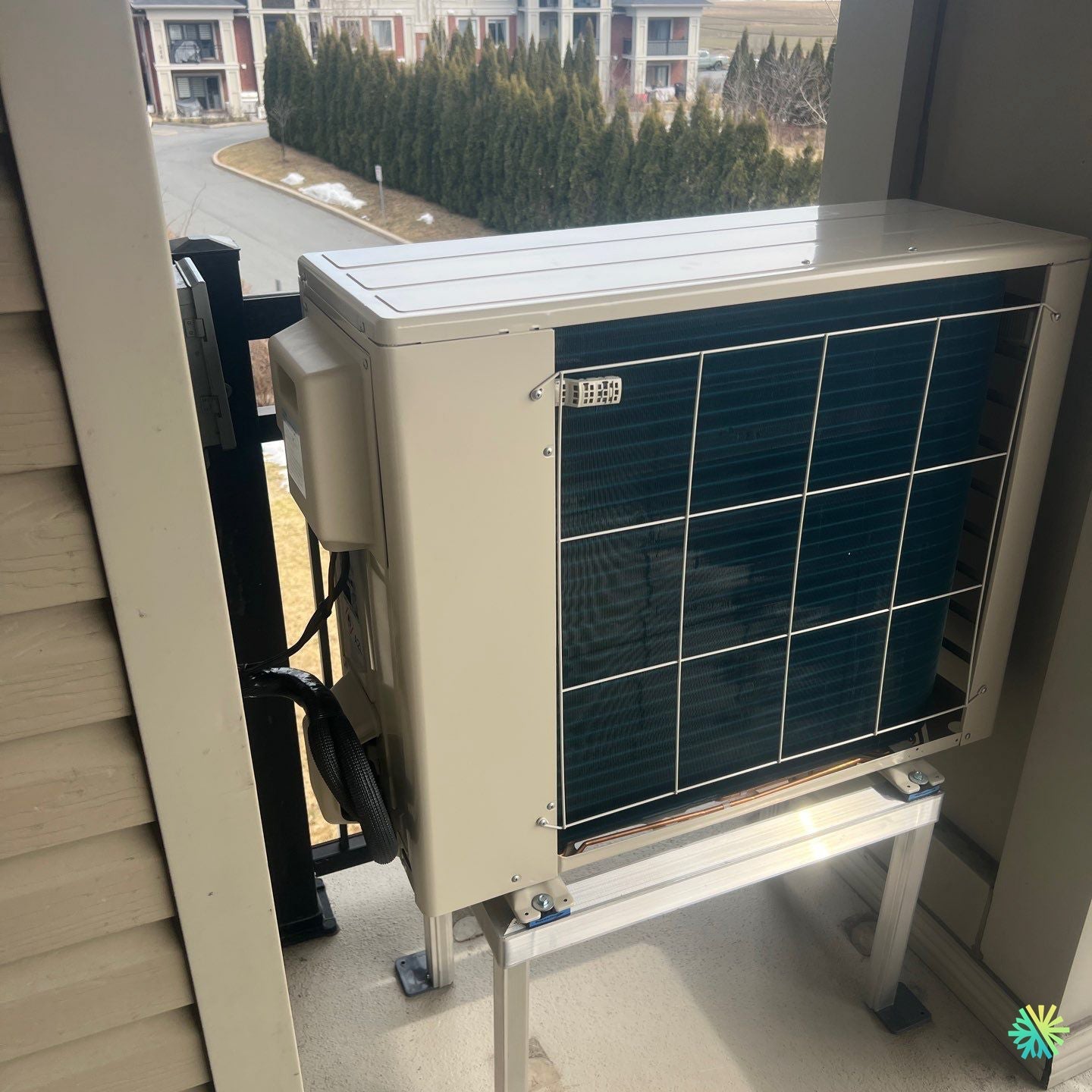 Installation d’une Midea28 (R-454B) thermopompe murale à Chomedey, Laval