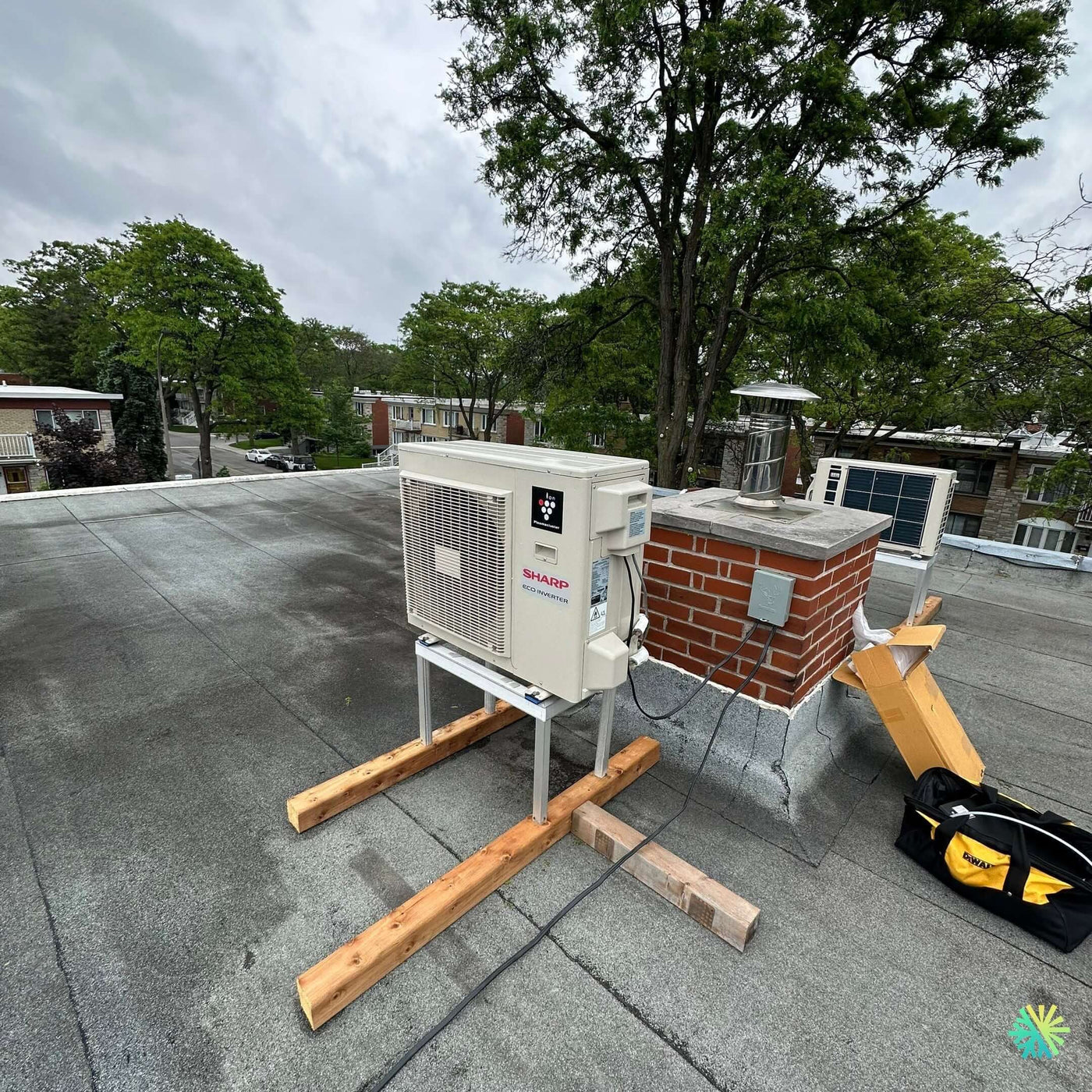Installation d’une Sharp thermopompe murale sur toit plat à Ahuntsic-Cartierville