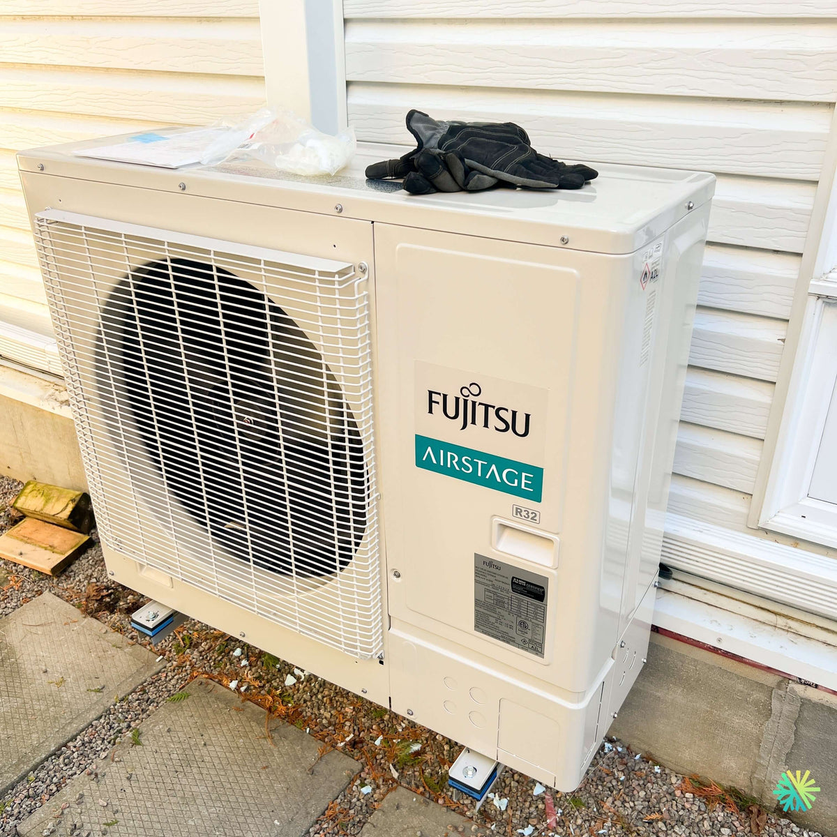 Installation d’une thermopompe double zone Fujitsu AIRSTAGE Aquila XLTH à L’Île-Bizard–Sainte-Geneviève, Montréal