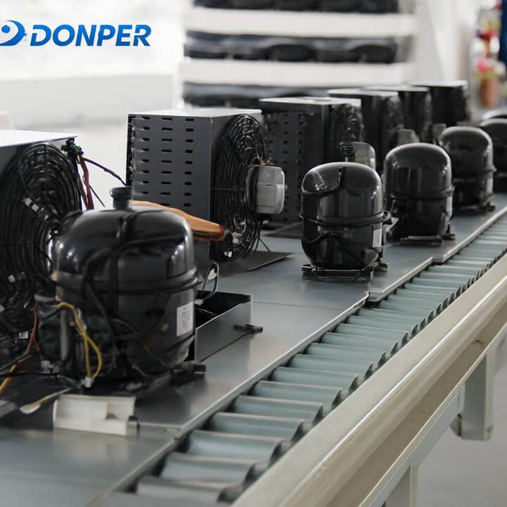 Modern commercial refrigeration technology in a store setting showcasing nouvelles avancées technologiques en réfrigération commerciale.