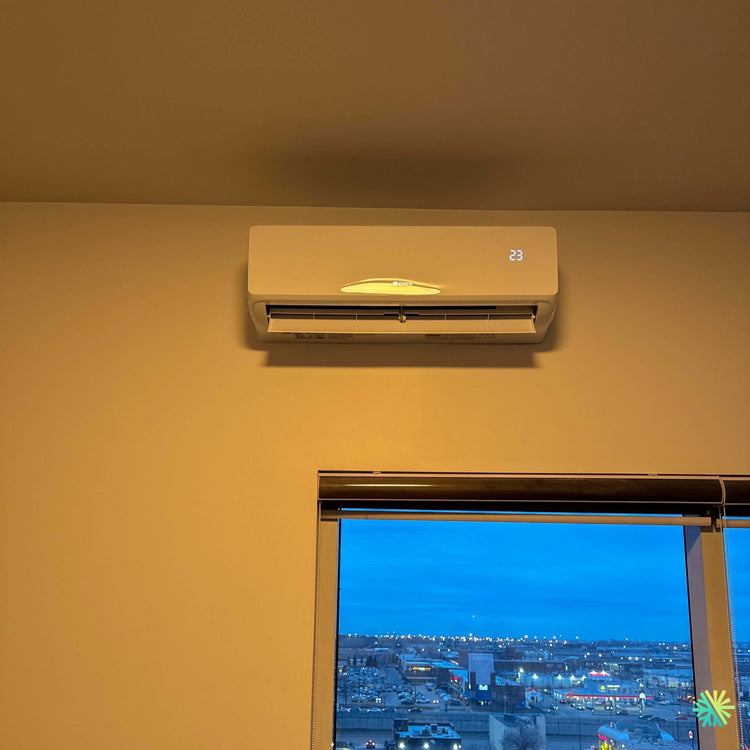 Installation d’une GREE CHARMO R32 Thermopompe Murale - Climatiseur - Mini Split à Blainville sur un mur intérieur au-dessus d’une grande fenêtre panoramique