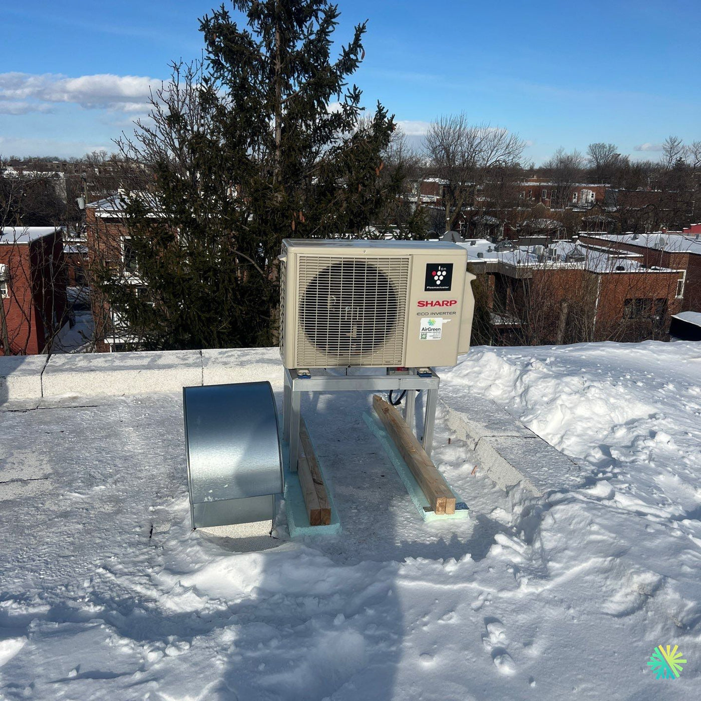 Installation d’une Sharp ZU1 thermopompe murale sur toit plat à Rosemont–La Petite-Patrie