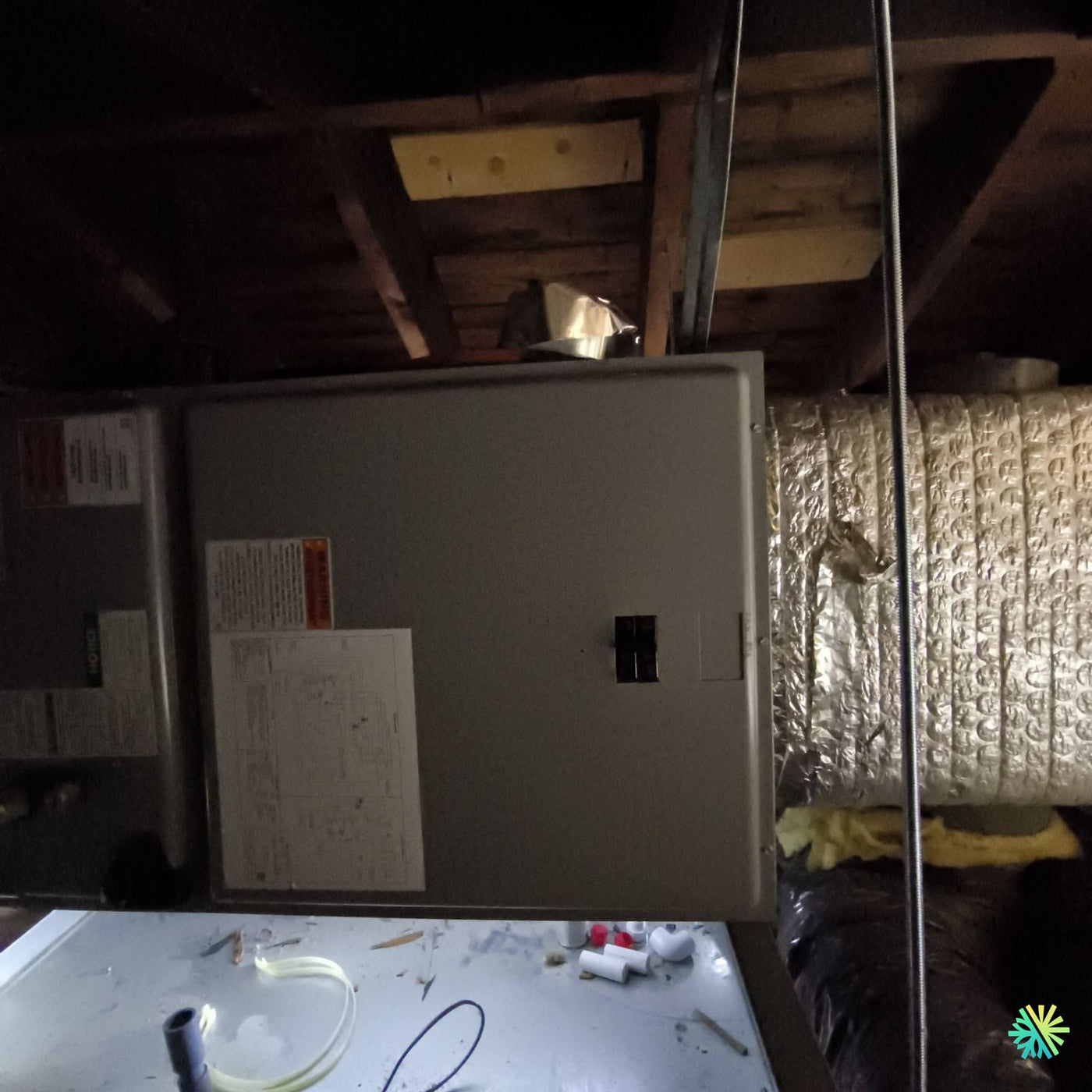 CVC Commercial à Montréal : Réparation d’une unité gainable et réalignement de conduits dans un espace de stockage