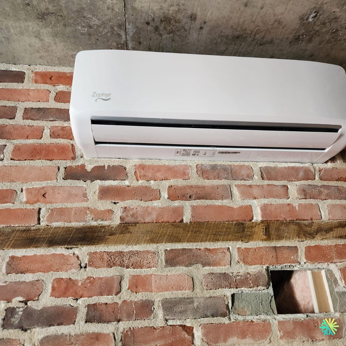 Installation d’une Zephyr thermopompe murale à Griffintown (Le Sud-Ouest, Montréal)