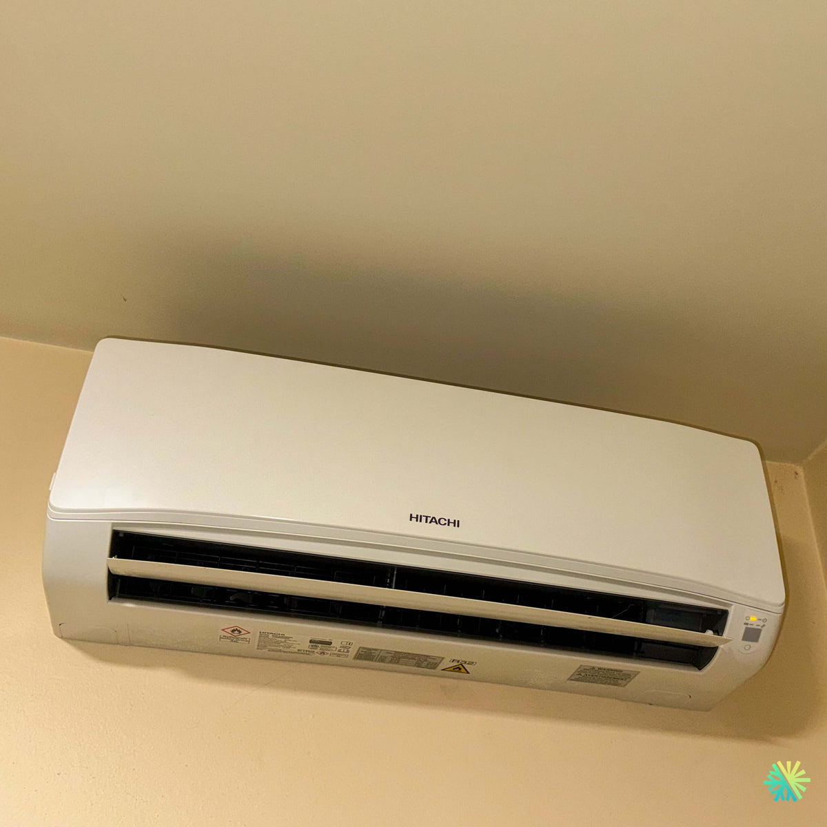 Installation d’une thermopompe murale Hitachi airHome 400 à Longueuil