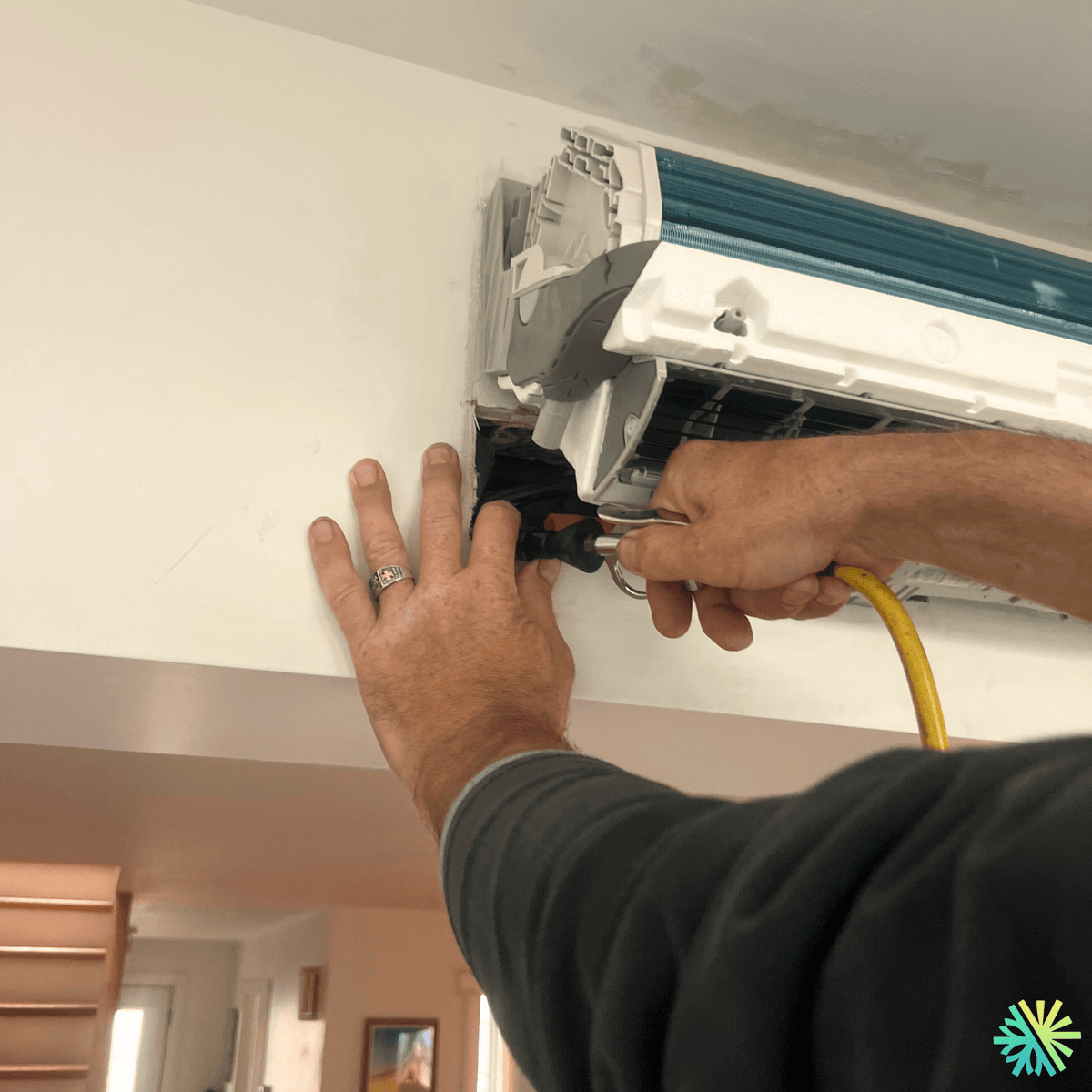 Réparation d’une thermopompe murale Sharp à Sainte-Dorothée (Laval) : fuite au raccord et remise en service complète