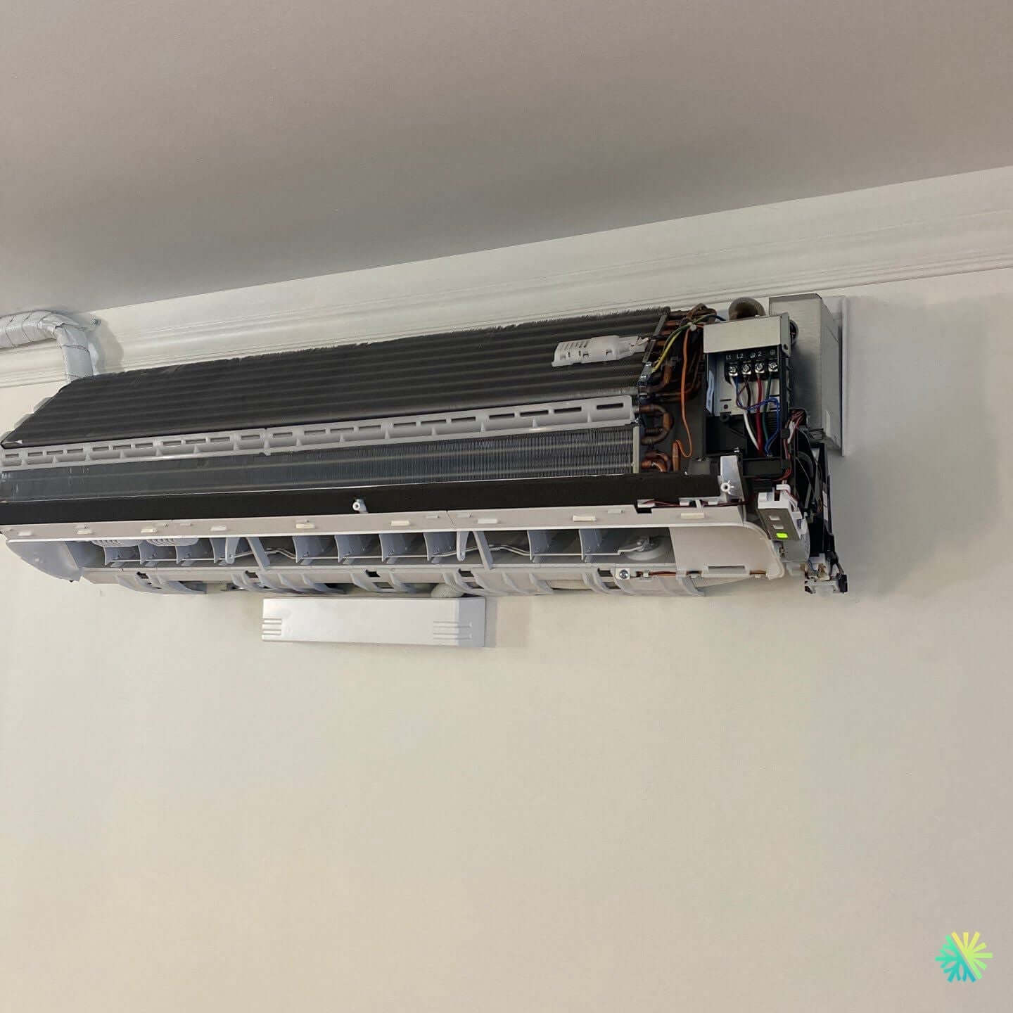 Réparation d’une thermopompe murale Midea à Brossard