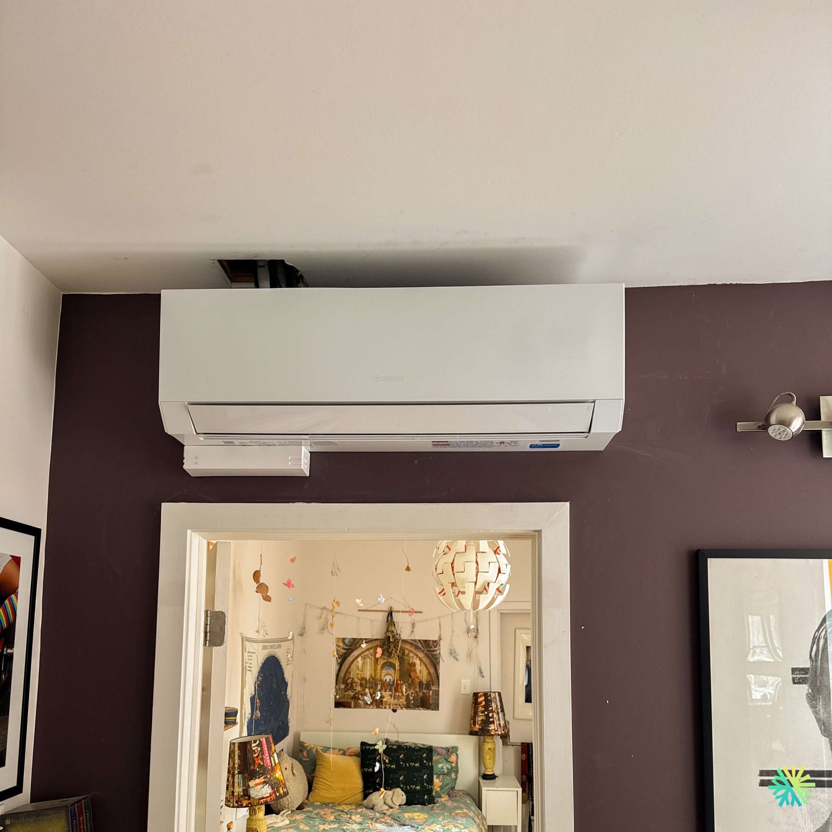Installation d’une thermopompe murale GREE CLIVIA R32 à Sainte-Catherine : climatiseur mini split installé au-dessus d’un passage intérieur résidentiel