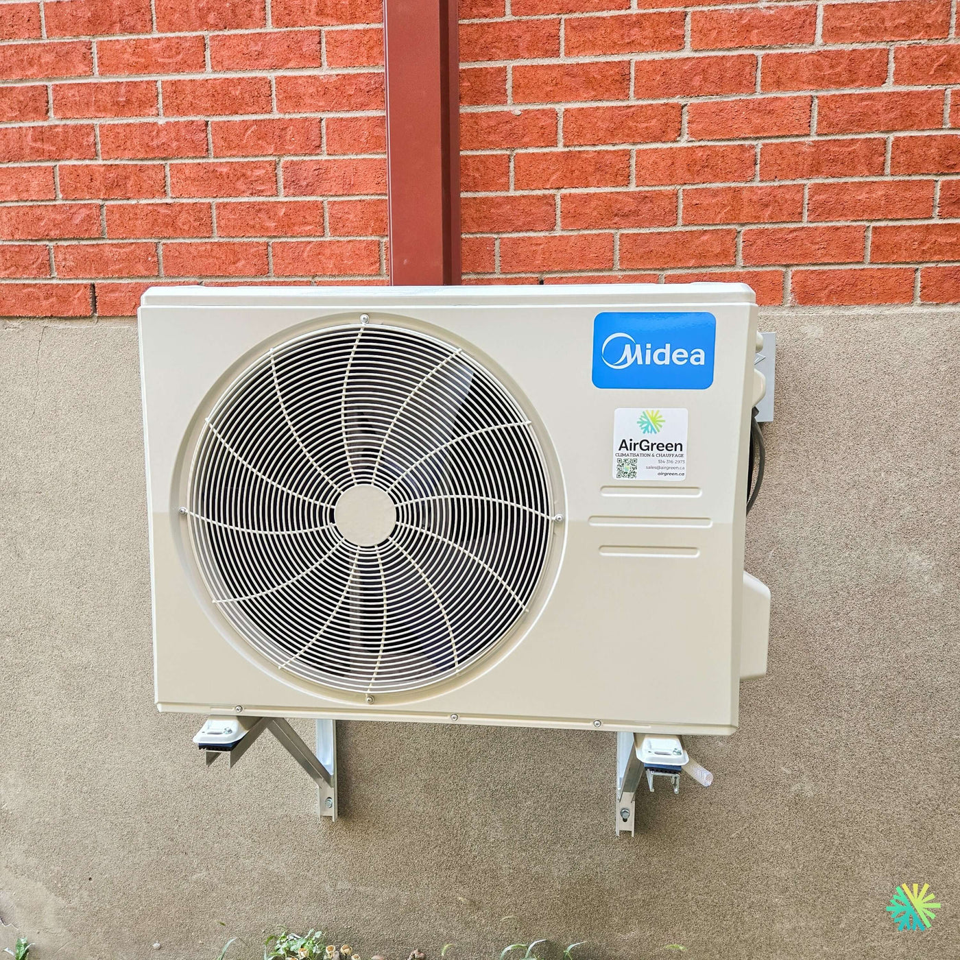 Installation d’une thermopompe murale MIDEA35 18 000 BTU à Lorraine, sur la Rive Nord de Montréal