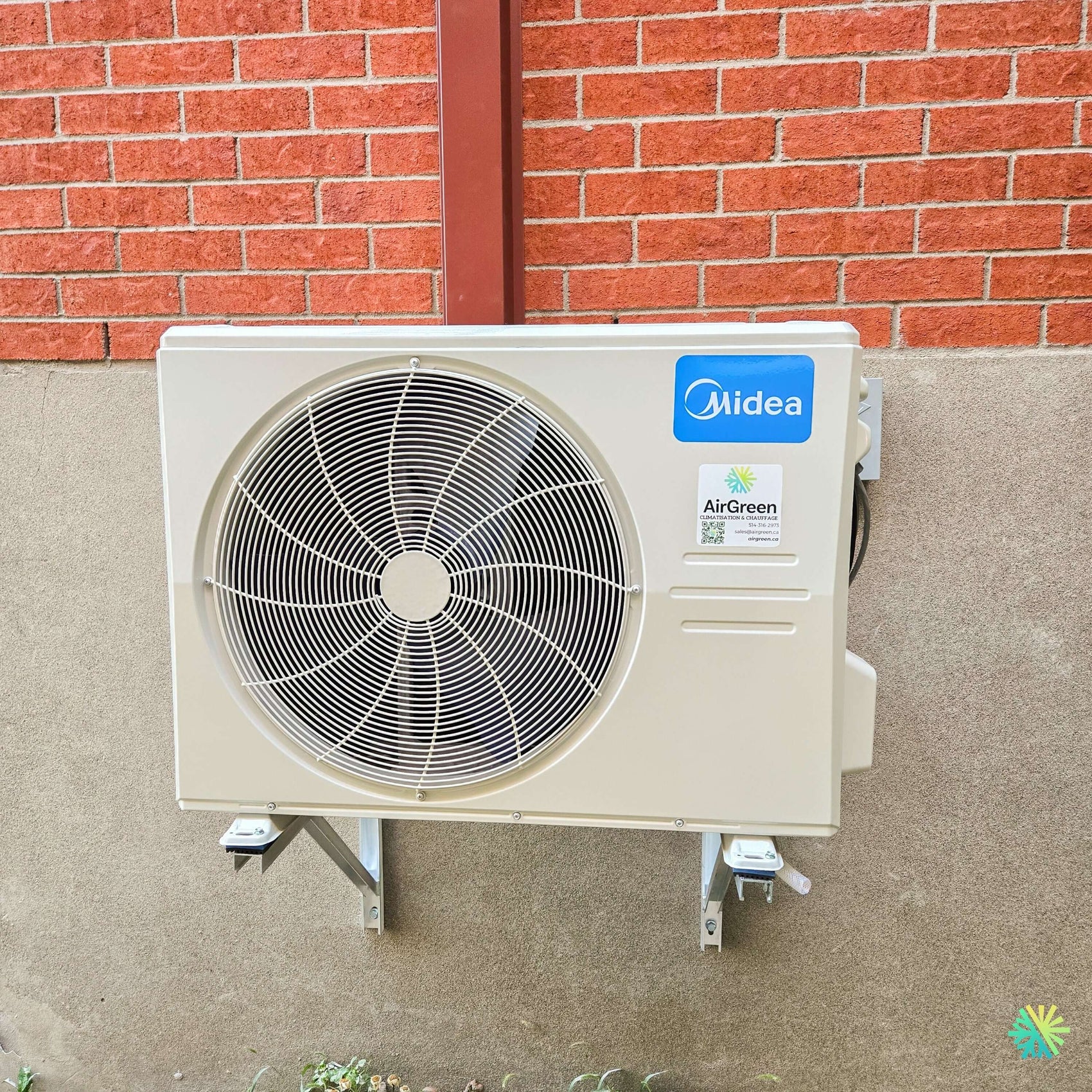 Installation d’une thermopompe murale MIDEA35 18 000 BTU à Lorraine, sur la Rive Nord de Montréal