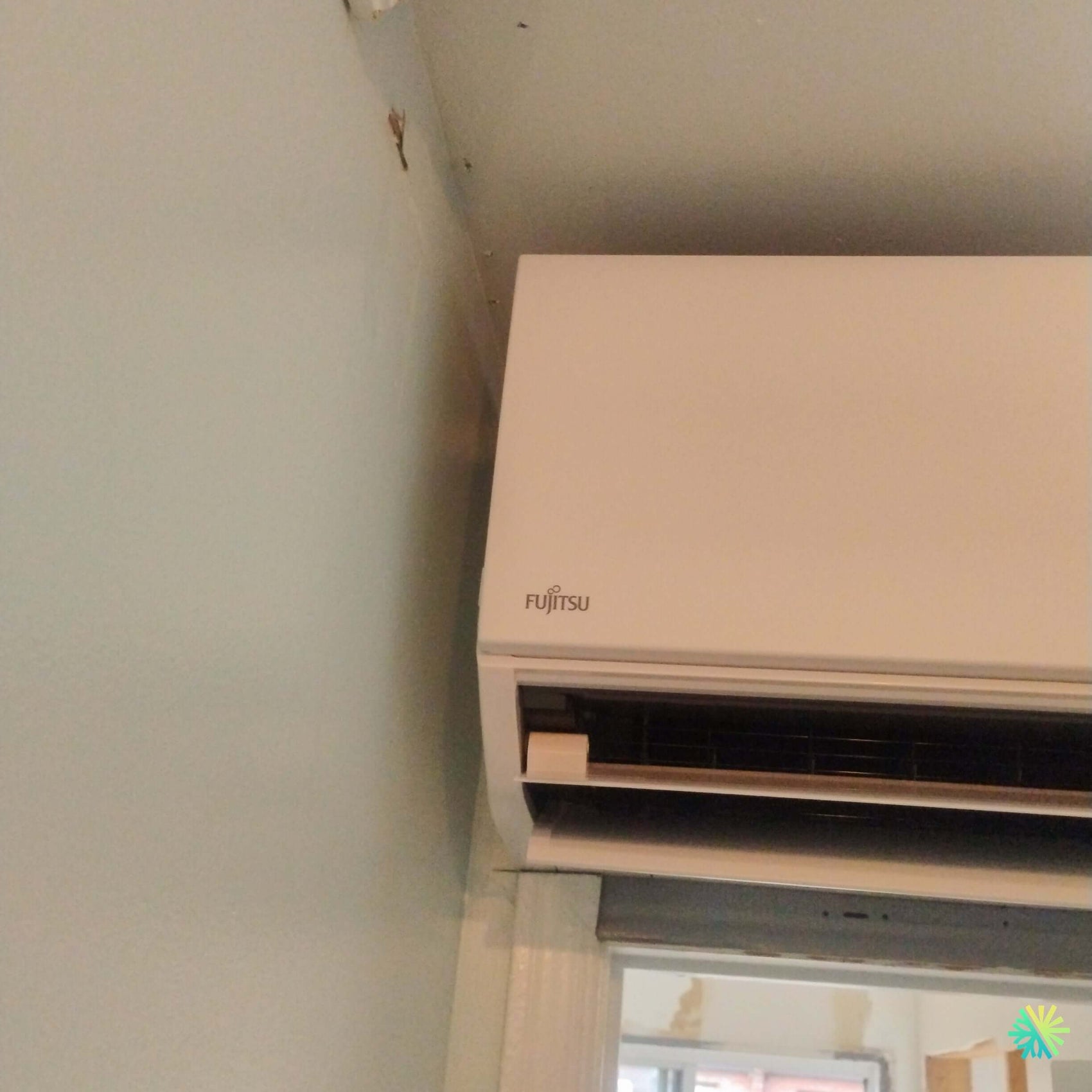 Installation d’une thermopompe murale FUJITSU ORION XTLH+ 12 000 BTU à Senneville dans une résidence en rénovation de l’ouest de Montréal