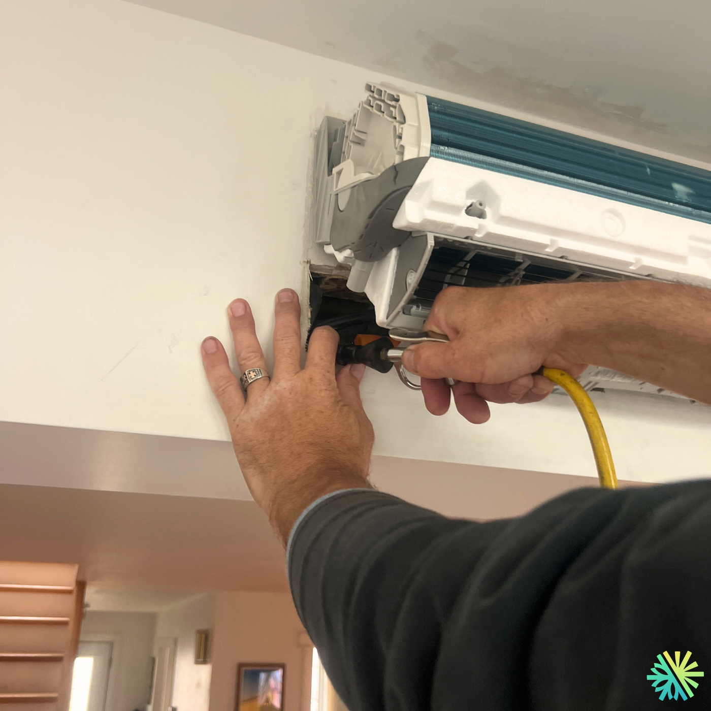 Réparation d’une thermopompe murale Sharp à Sainte-Dorothée (Laval) : fuite au raccord et remise en service complète