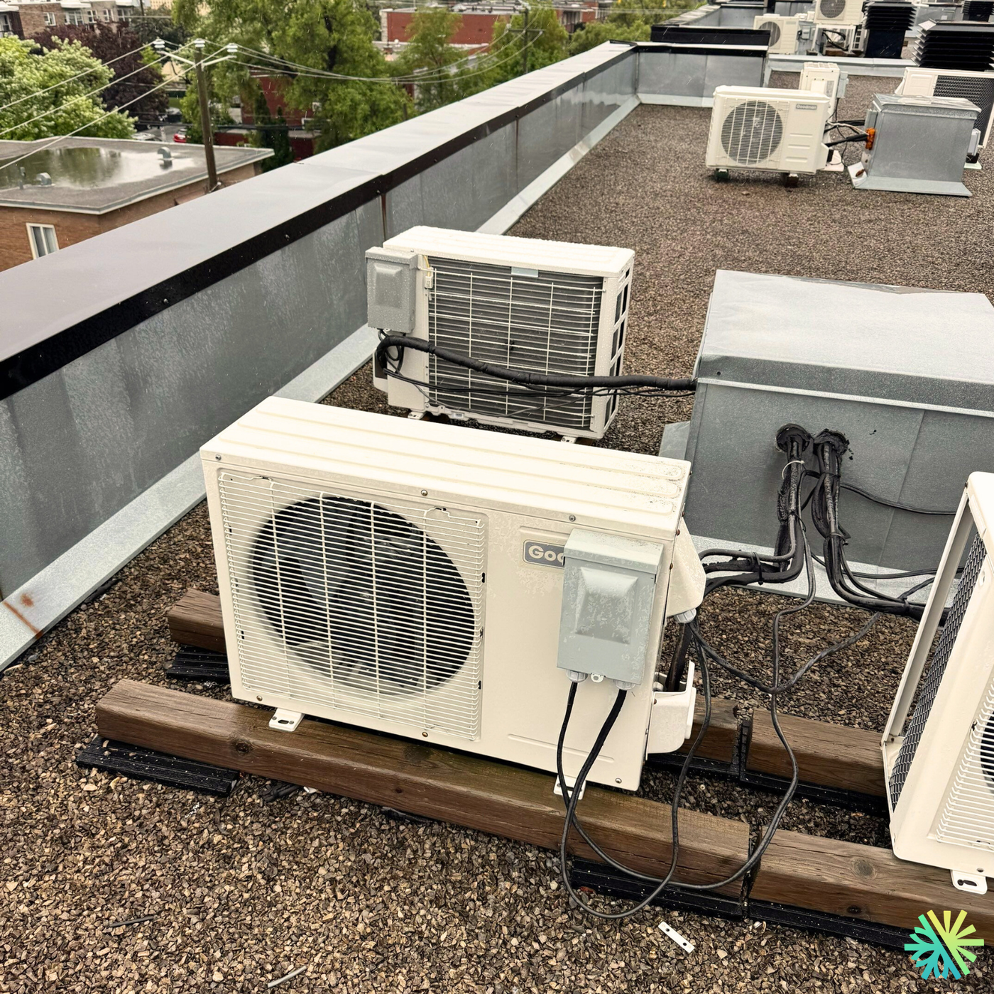 Réparation de thermopompe centrale Goodman sur un toit résidentiel à Rosemont–La Petite-Patrie