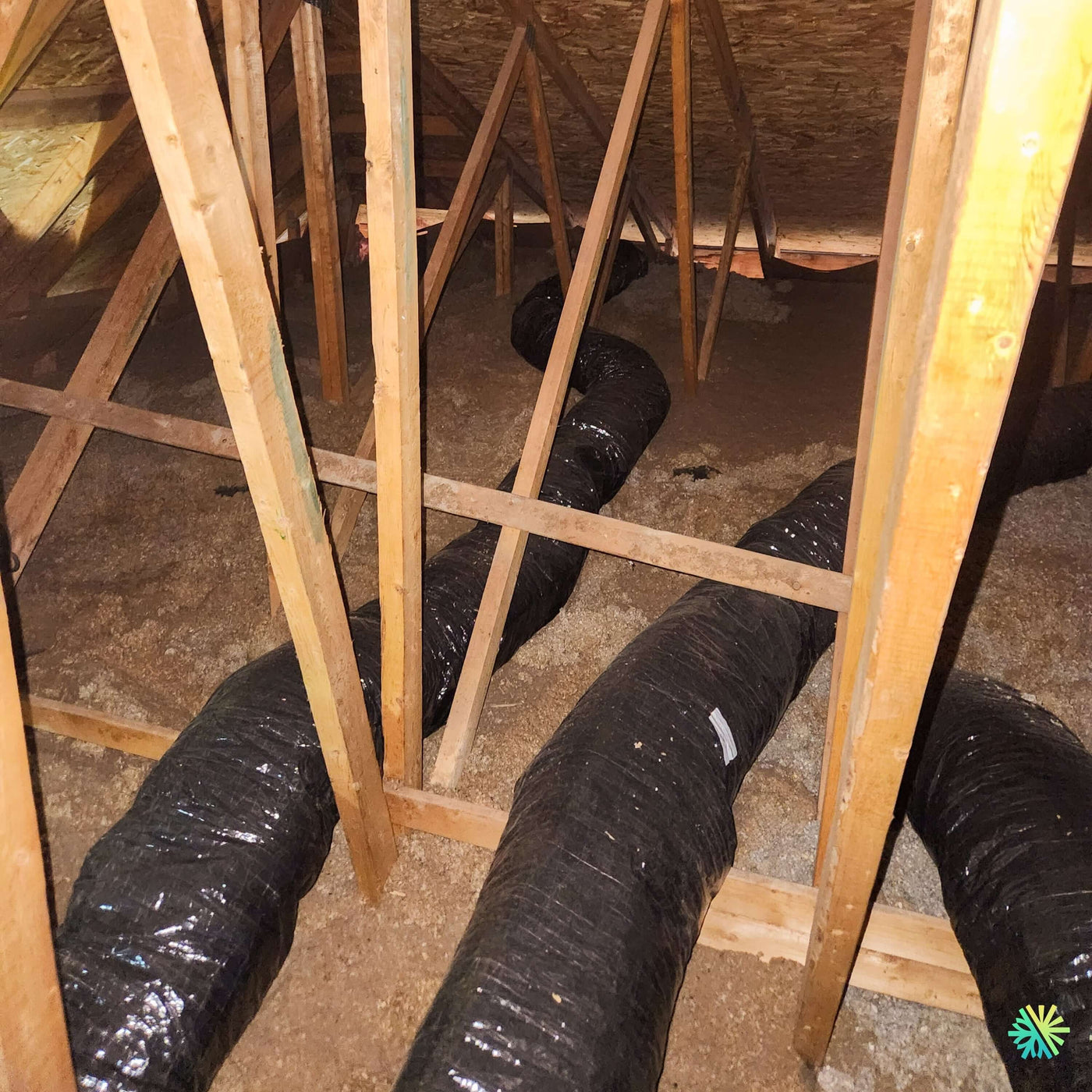 Installation d’une GREE All Match Slim Duct R32 thermopompe gainable à Saint-Eustache : confort discret par conduits dans un grenier résidentiel