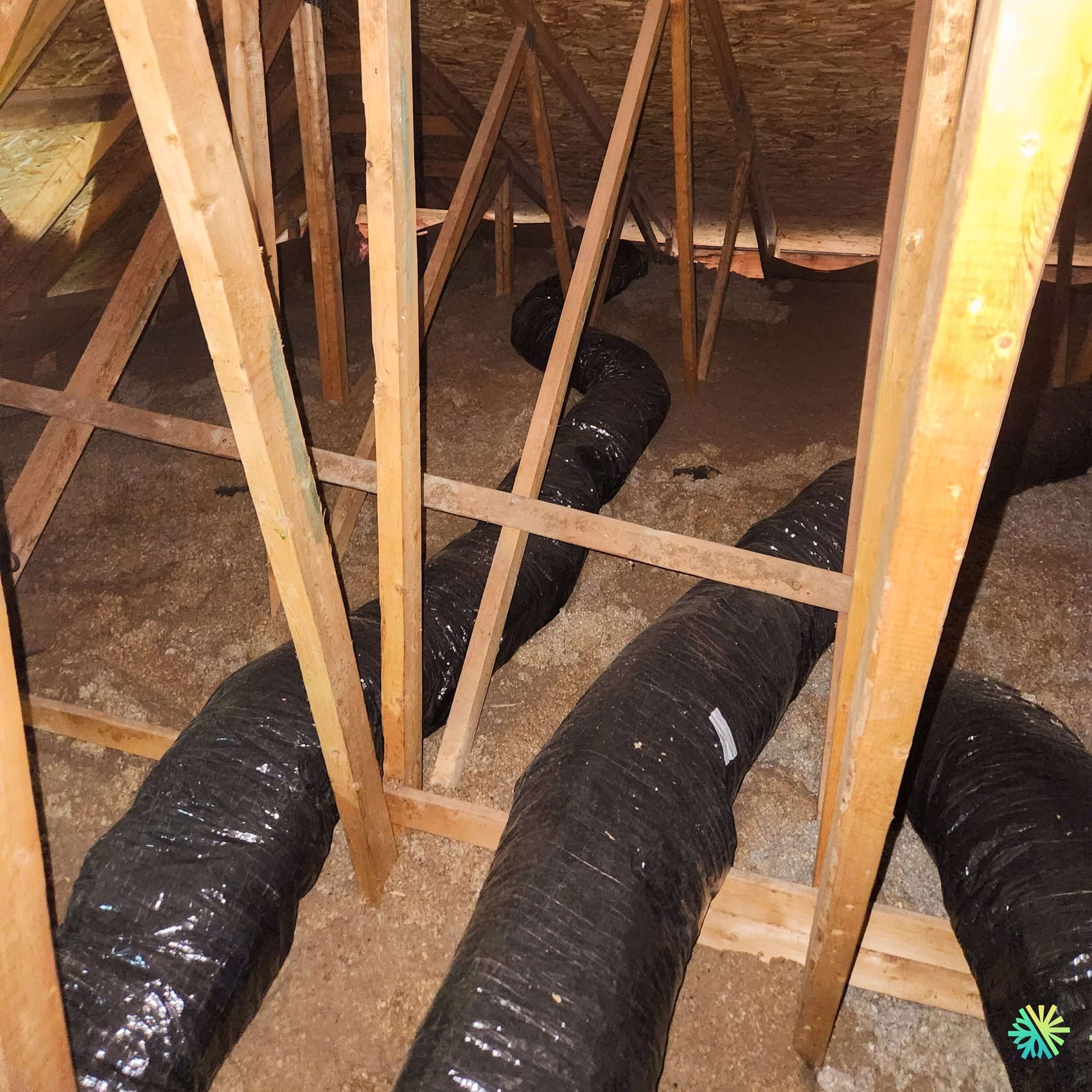 Installation d’une GREE All Match Slim Duct R32 thermopompe gainable à Saint-Eustache : confort discret par conduits dans un grenier résidentiel