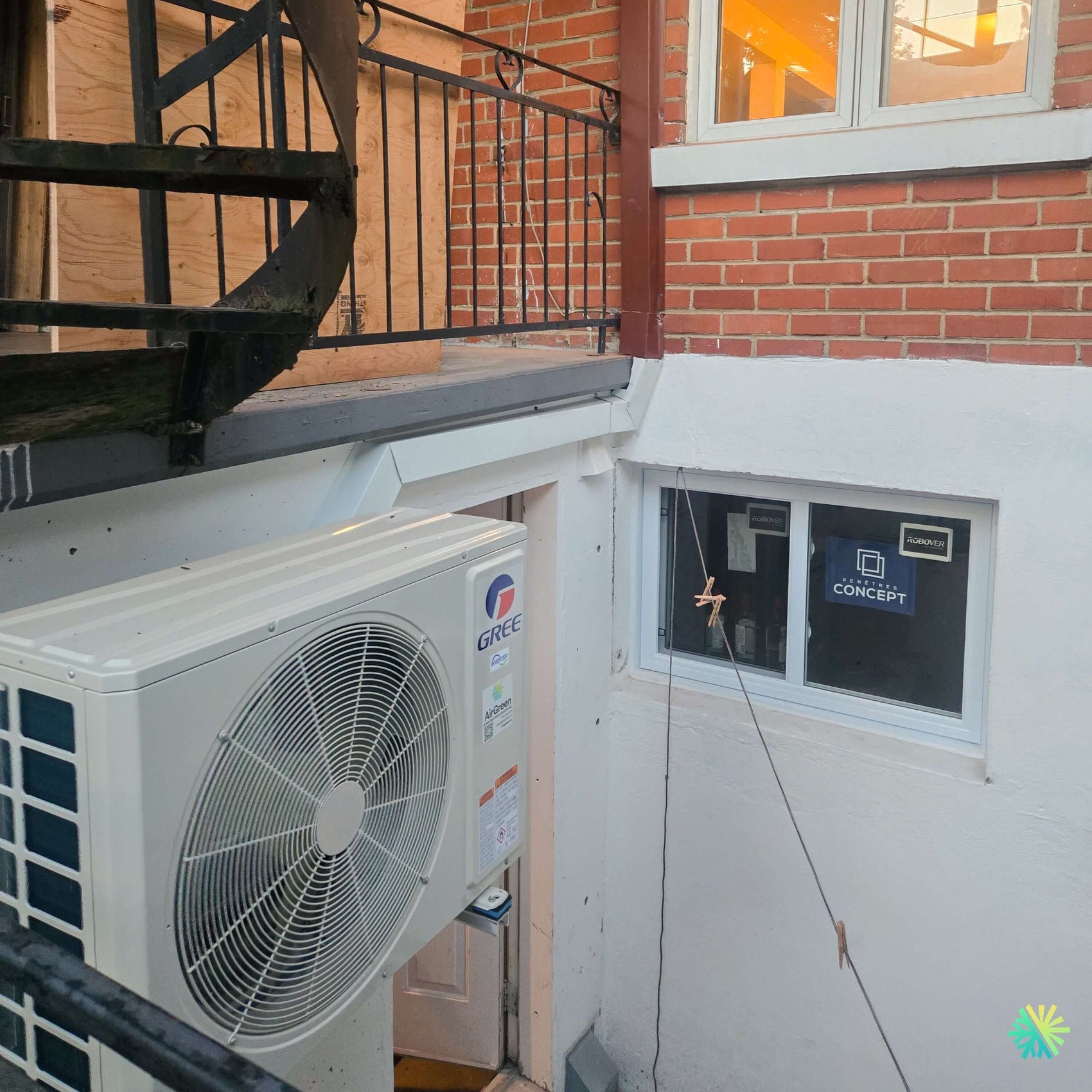 Installation d’une thermopompe murale GREE CLIVIA R32 à Sainte-Marthe-sur-le-Lac : une solution compacte et efficace pour une maison avec cour intérieure étroite