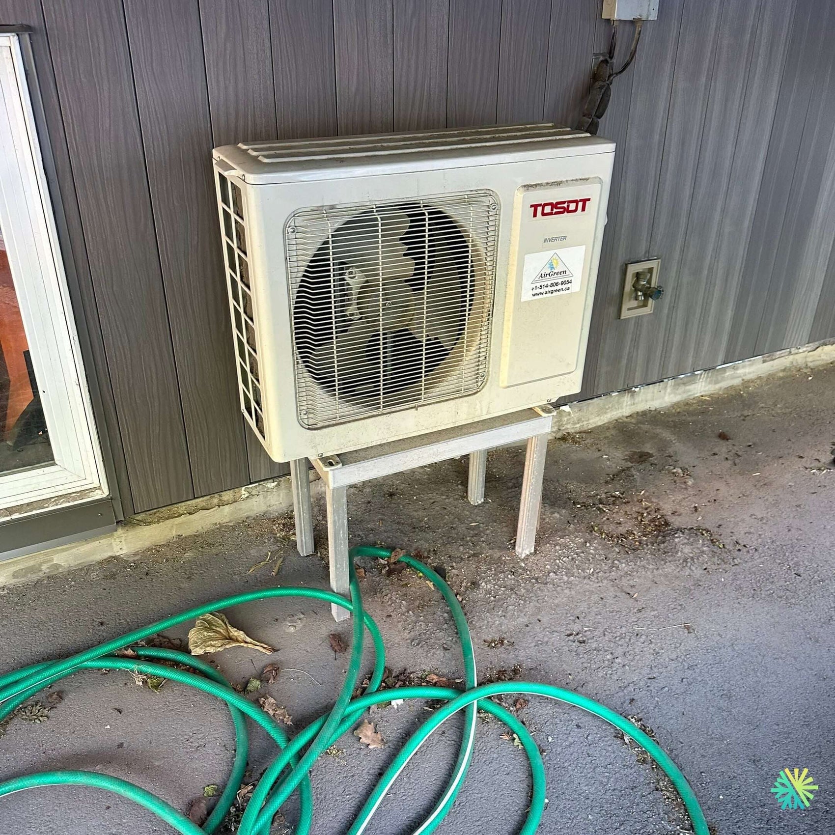 Nettoyage d’une thermopompe murale TOSOT à Sainte-Julie