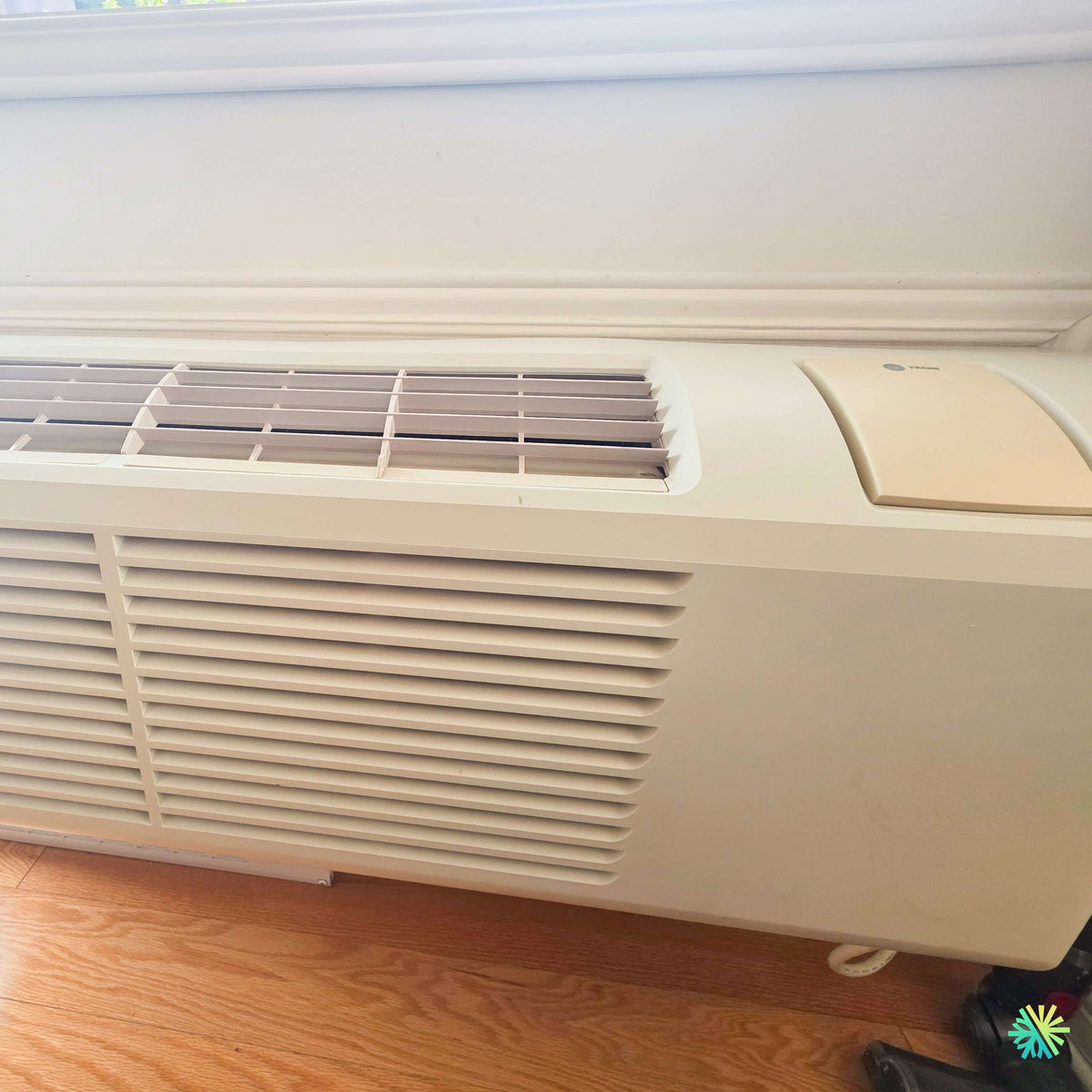 Installation d’un PTAC TRANE PROSPACE sous une fenêtre à Ange-Gardien
