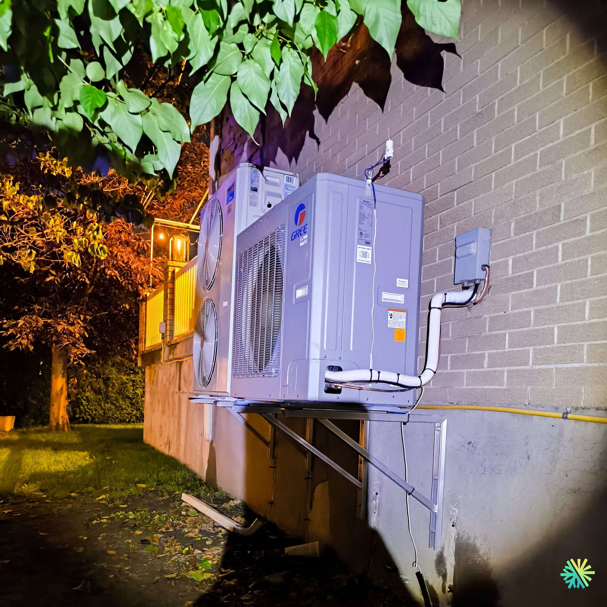 Installation d'une thermopompe centrale bi-énergie GREE FLEXX R32 ULTRA (par Dettson) sur plateforme en porte-à-faux à Saint-Damase, MRC Les Maskoutains