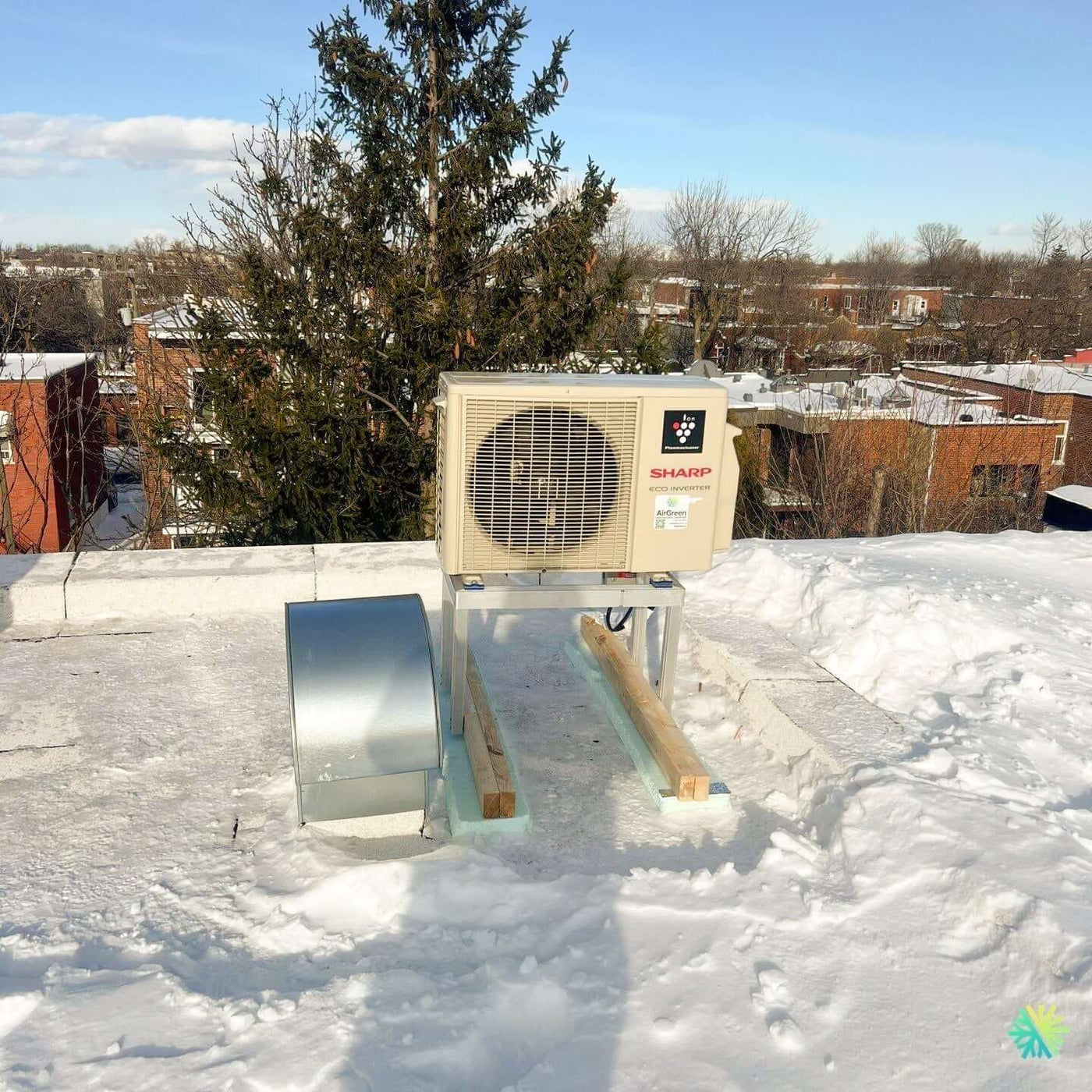 Thermopompe murale SHARP ZU1 12 000 BTU installée sur le toit plat d’un immeuble résidentiel à Île-des-Sœurs