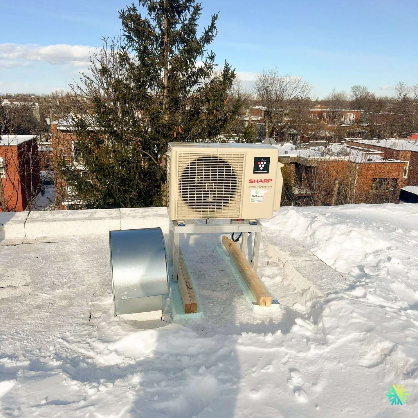 Thermopompe murale SHARP ZU1 12 000 BTU installée sur le toit plat d’un immeuble résidentiel à Île-des-Sœurs