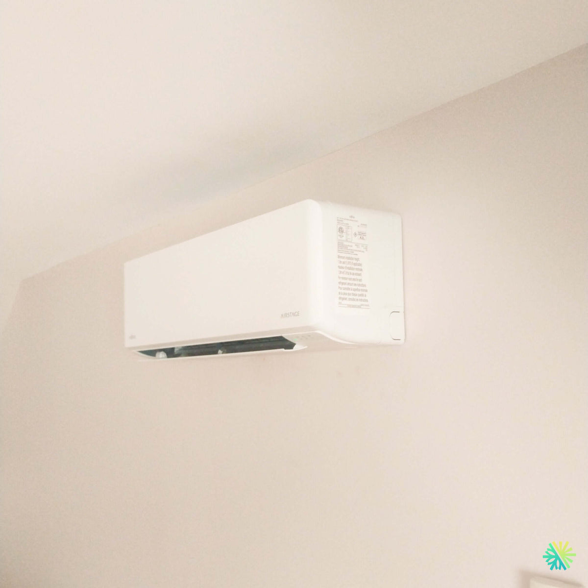 Installation d’une thermopompe double zone Fujitsu AIRSTAGE Aquila XLTH à Rosemont–La Petite-Patrie, Montréal