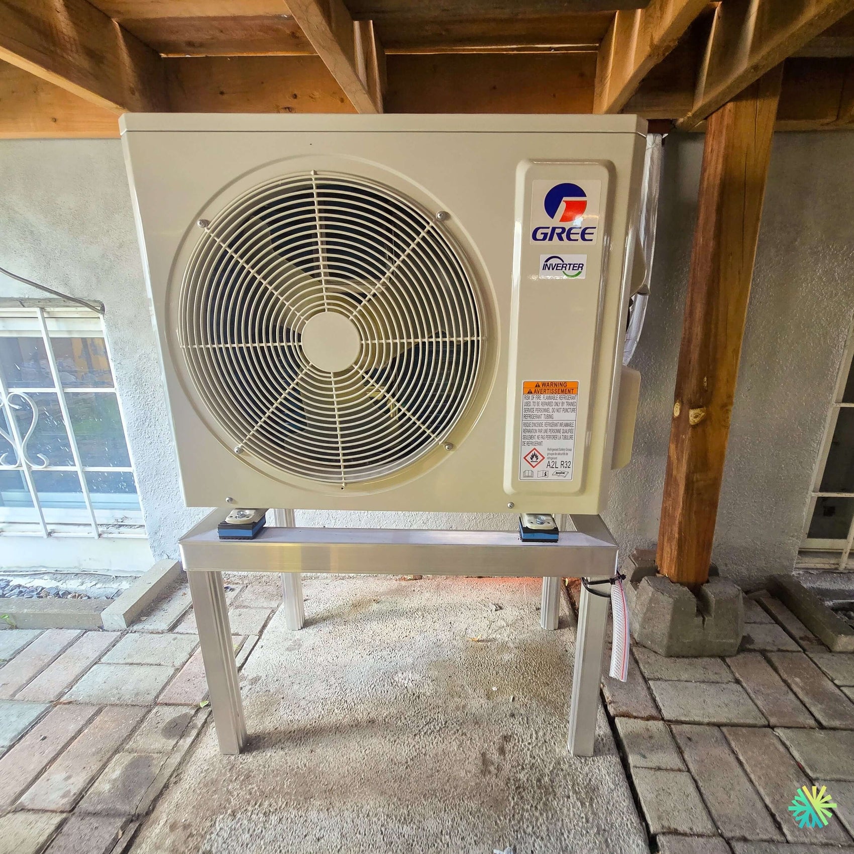 Installation d’une thermopompe murale GREE EXTREME R32 dans Le Sud-Ouest à Montréal : une installation CVAC soignée sous structure de bois, avec support surélevé en aluminium