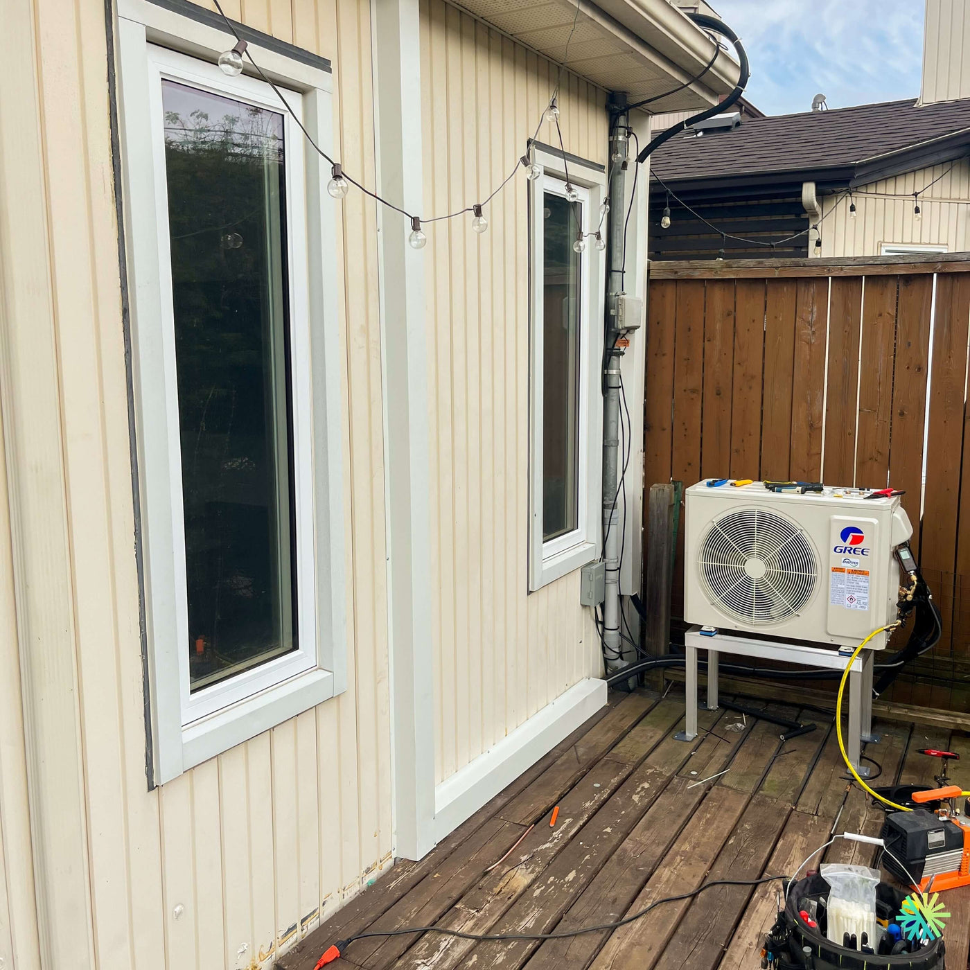 Installation d’une GREE VITA R32 Thermopompe Murale - Climatiseur - Mini Split 18 000 BTU à Repentigny sur terrasse résidentielle