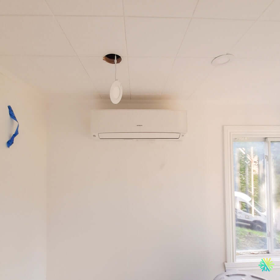 Installation d’une thermopompe murale Hitachi airHome 600 dans une résidence en rénovation à Boucherville, sur la Rive-Sud