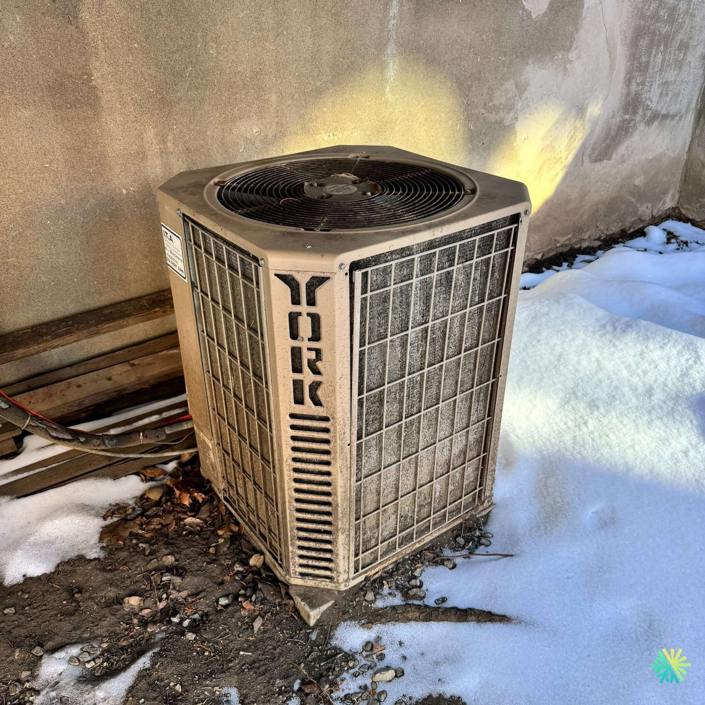 Nettoyage d’une thermopompe centrale York à Terrebonne