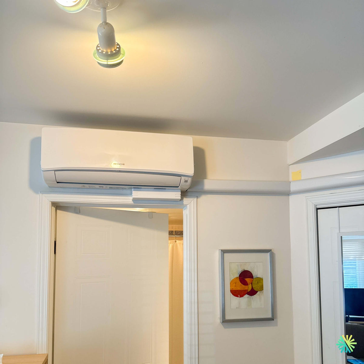 Installation d’une thermopompe murale Hitachi airHome 400 dans un logement de Rosemont–La Petite-Patrie à Montréal