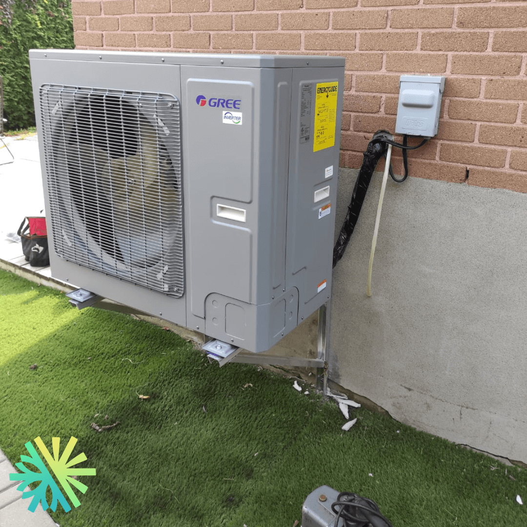 Installation d'une Thermopompe Centrale Gree Flexx à Ville Mont-Royal, Montréal, sur un mur en briques avec câblages visibles.