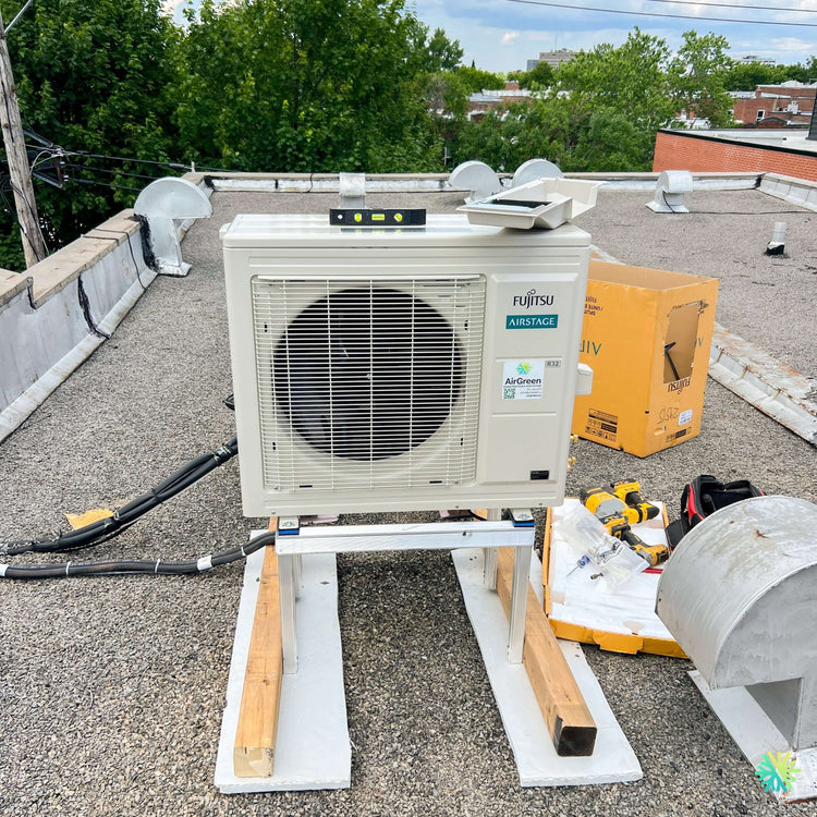 Installation d’une thermopompe double zone Fujitsu AIRSTAGE Aquila XLTH sur toit plat à Sainte-Anne-de-Bellevue, Montréal