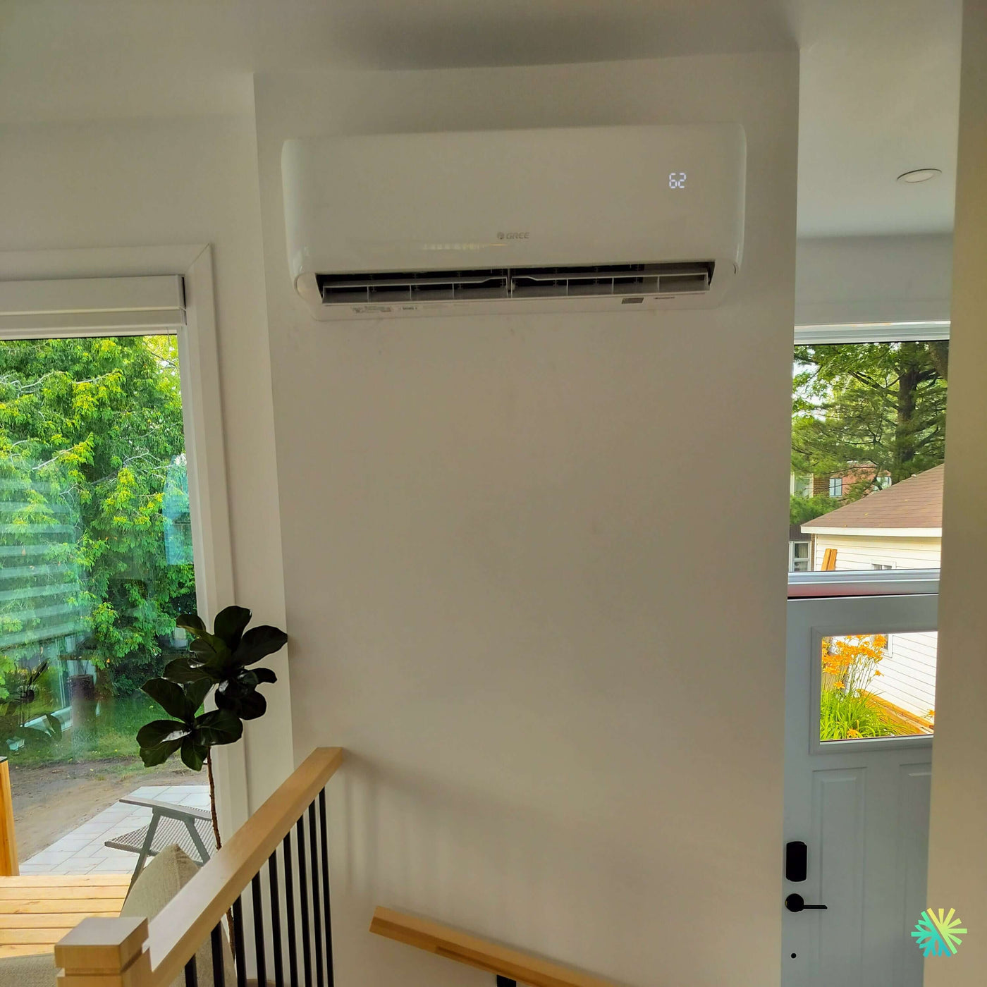 Installation d’une thermopompe murale GREE LIVO R32 à Sainte-Julie : un climatiseur mini split discret au-dessus d’un escalier lumineux