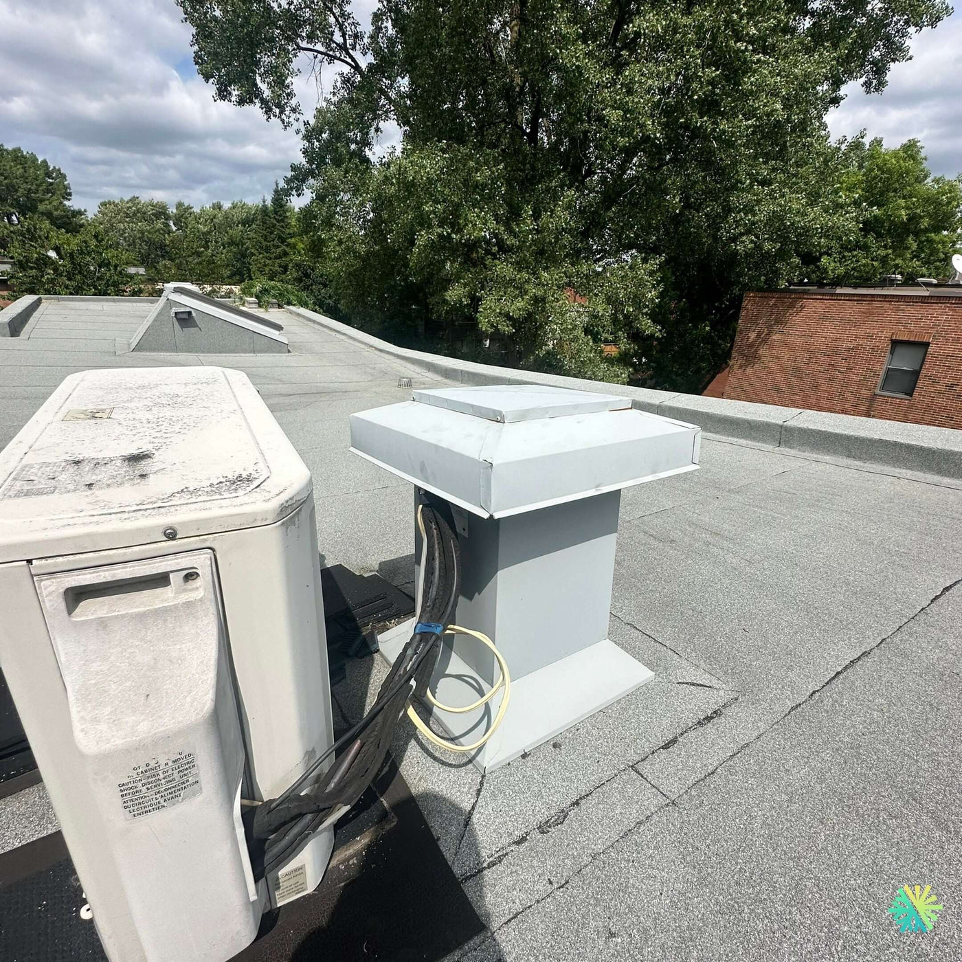 Nettoyage d’une thermopompe centrale sur un toit plat à Côte-des-Neiges–Notre-Dame-de-Grâce