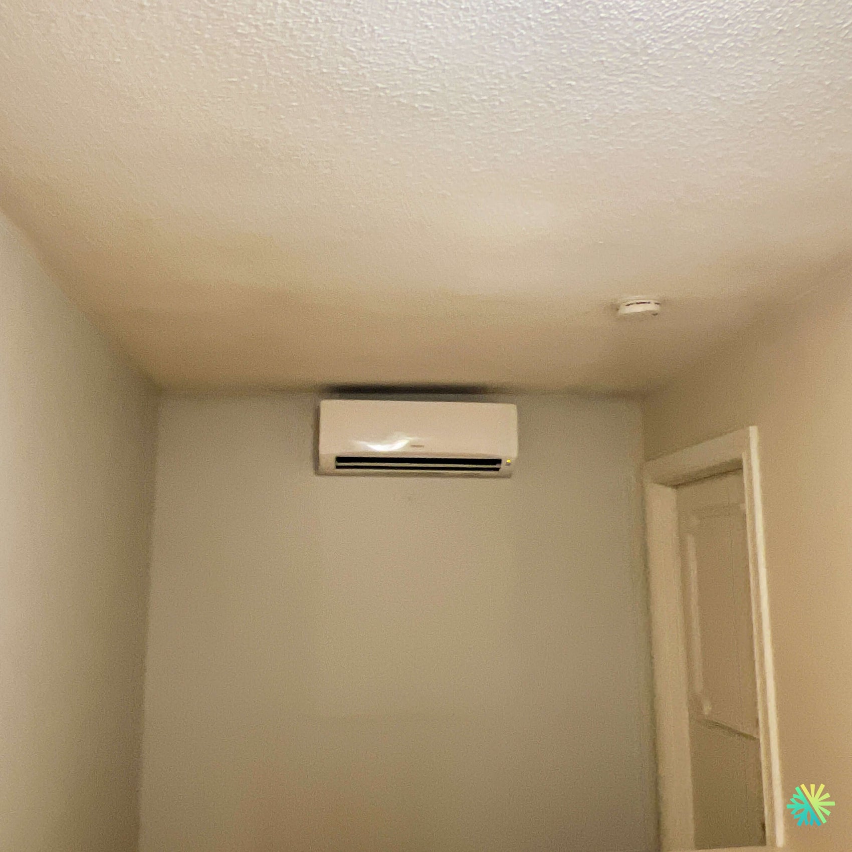 Installation d’une thermopompe murale Hitachi airHome 400 dans une chambre à Blainville, sur la Rive Nord