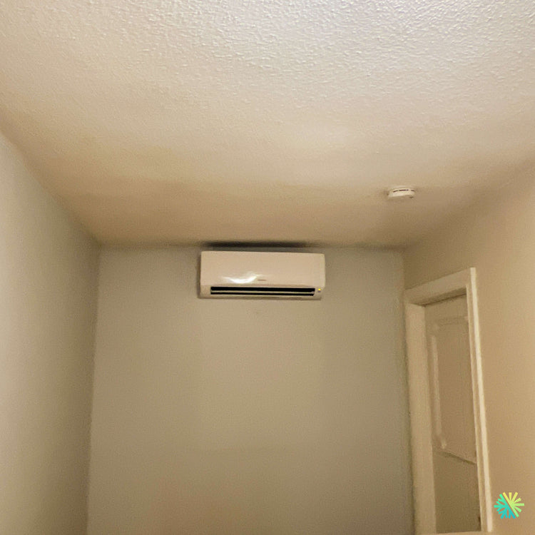 Installation d’une thermopompe murale Hitachi airHome 400 dans une chambre à Blainville, sur la Rive Nord