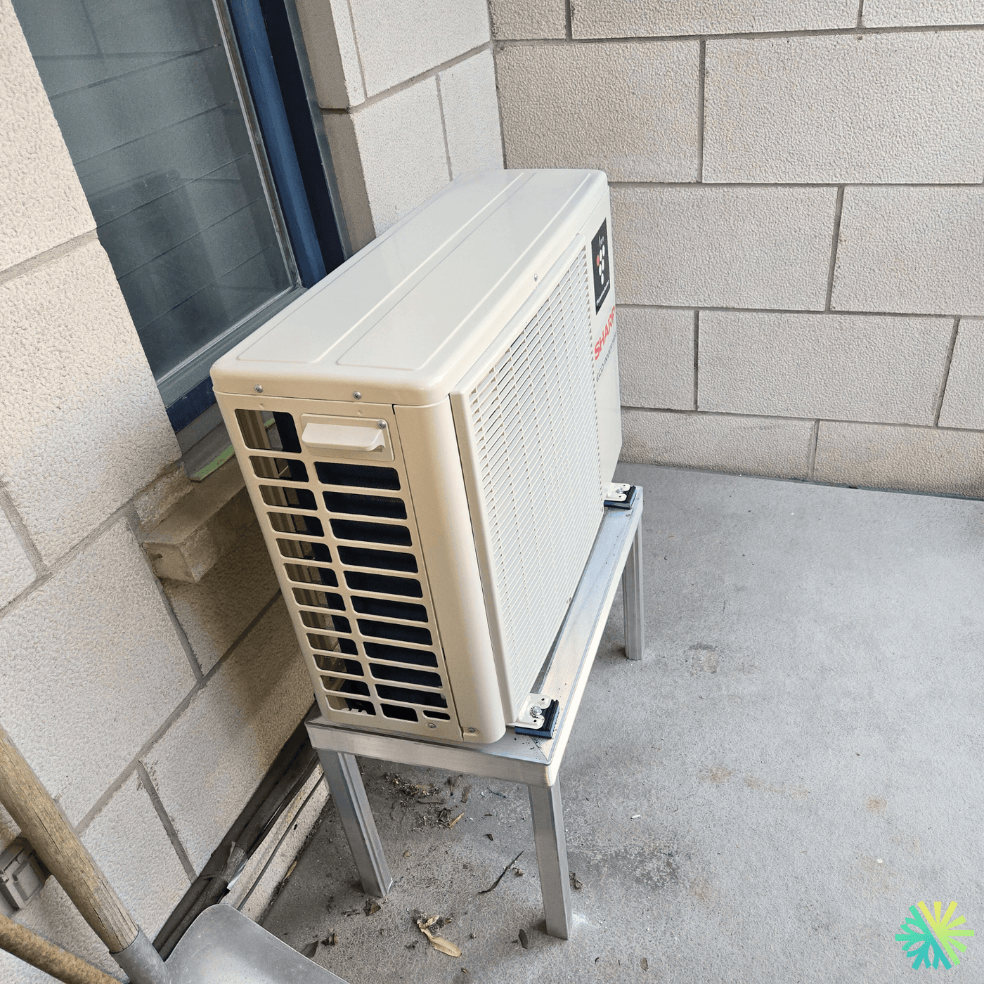 Installation d’une thermopompe murale Sharp à L’Île-des-Sœurs (Montréal)