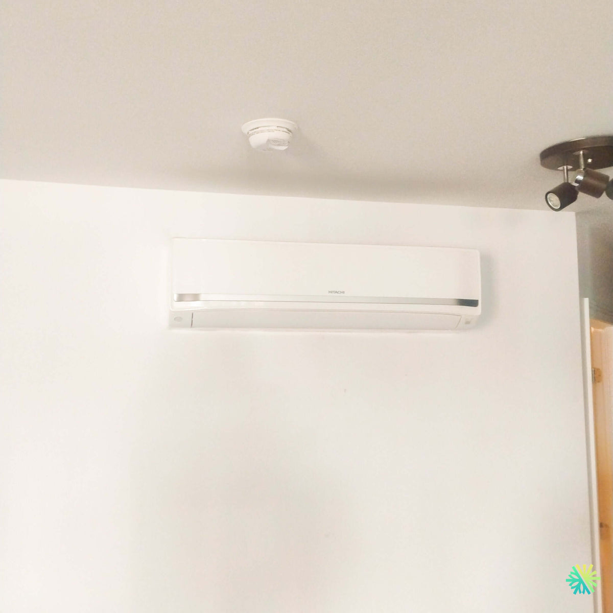 Installation d’une thermopompe murale Hitachi airHome 800 à Beaconsfield, dans l’Ouest-de-l’Île de Montréal