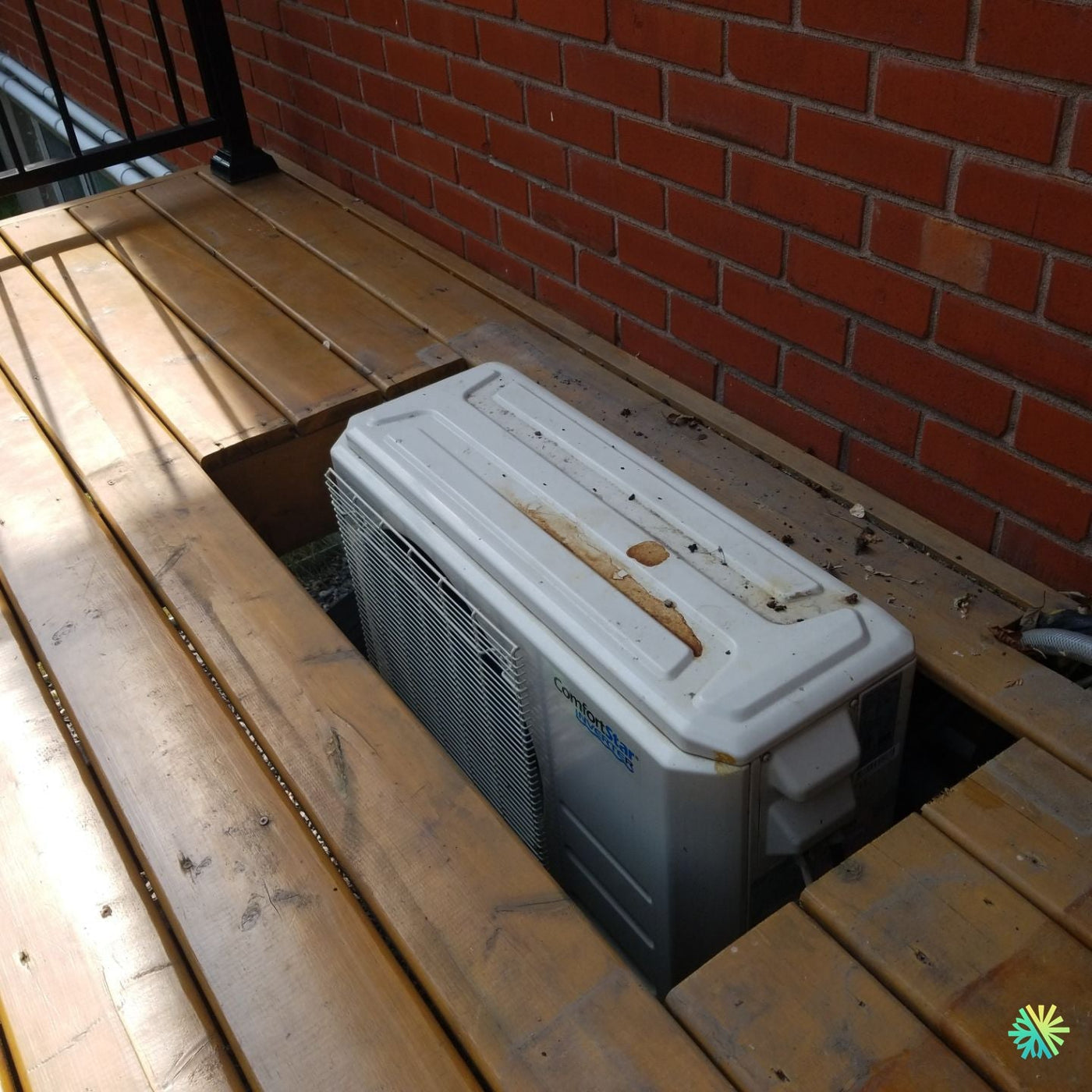 Nettoyage d’une thermopompe ComfortStar encastrée sous terrasse à Saint-Laurent