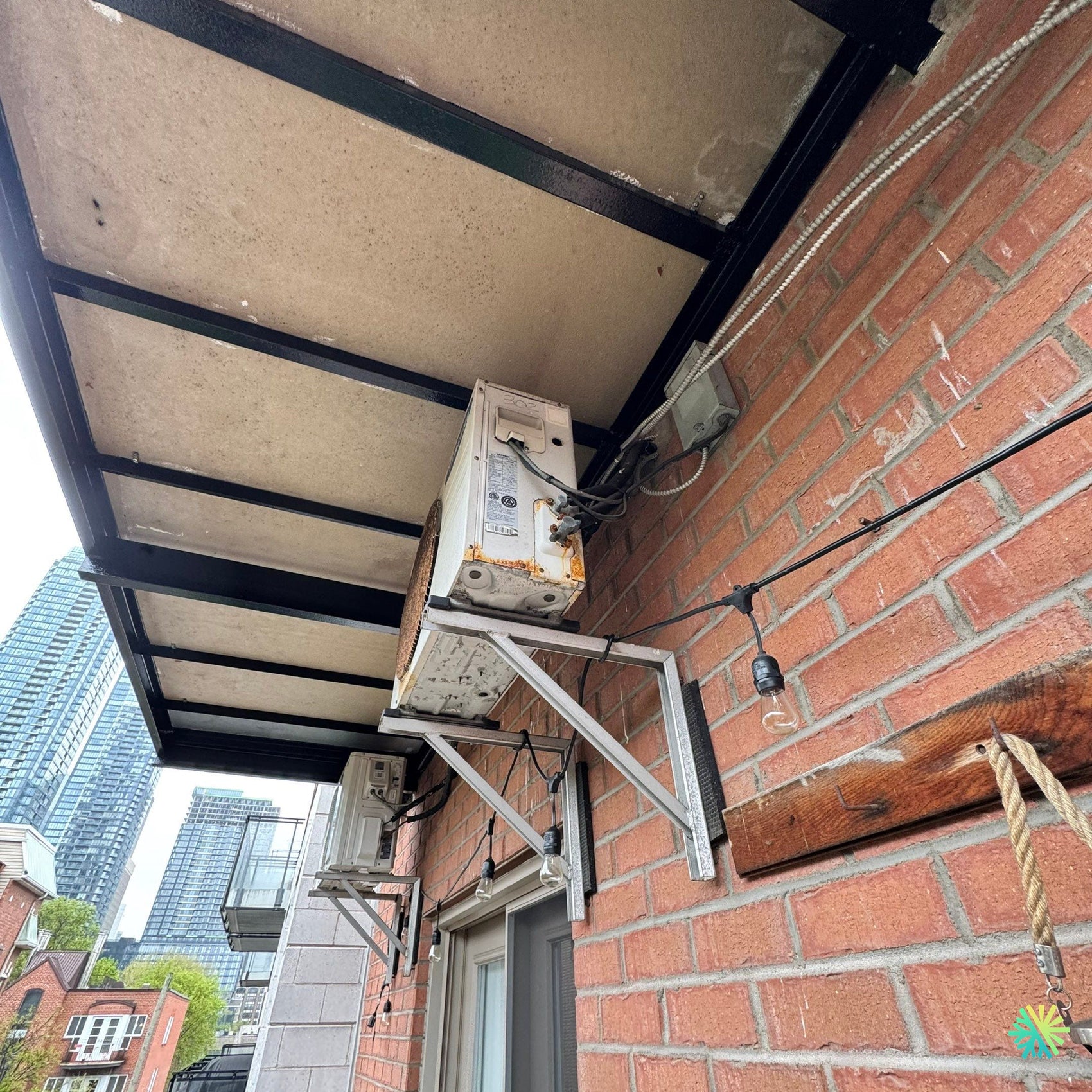 Nettoyage d’une unité extérieure de thermopompe murale au Plateau-Mont-Royal