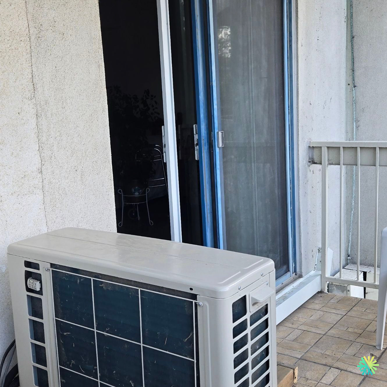 Nettoyage d’une thermopompe murale sur balcon à Brossard