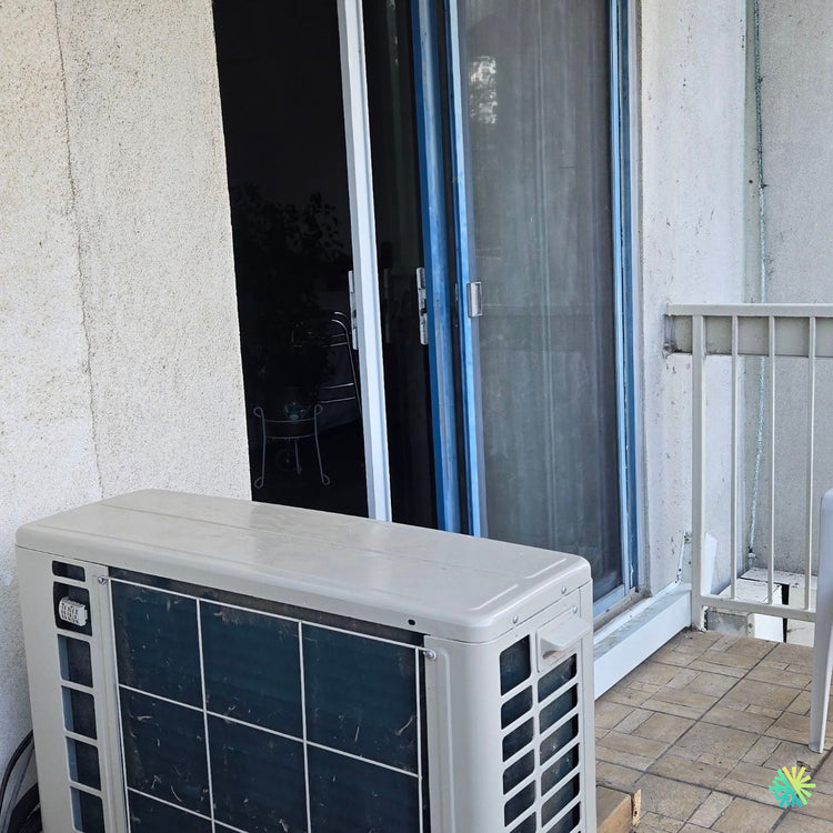 Nettoyage d’une thermopompe murale sur balcon à Brossard