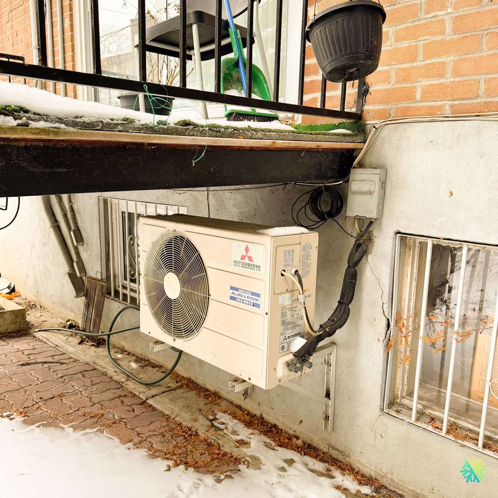 Diagnostic hivernal sous la galerie : une réparation bien pensée d’une thermopompe murale Mitsubishi à Bois-des-Filions