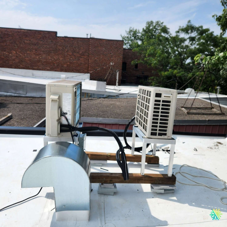 Installation d’une thermopompe GREE Flexx Ultra R32 sur toit plat à Rosemont–La Petite-Patrie