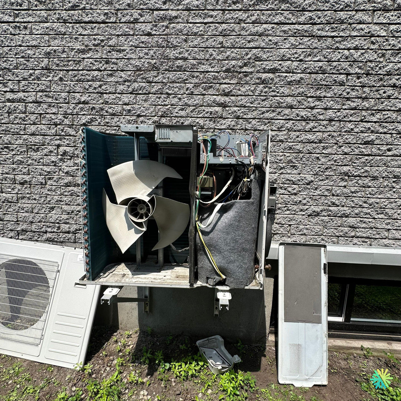 Réparation d’une thermopompe centrale Midea à Sainte-Thérèse